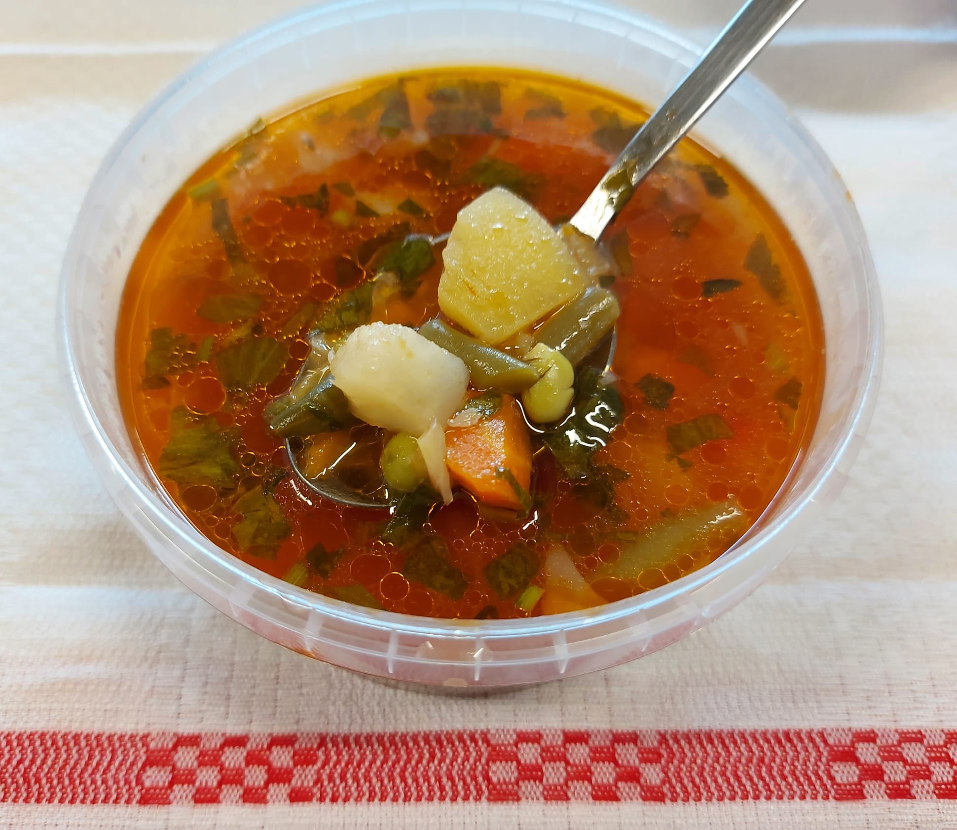 C2 - CIORBĂ ȚĂRĂNEASCĂ DE ZARZAVAT (cartofi, morcovi, telina, ceapa, fasole, mazare, varza, rosii) - 400 ml.