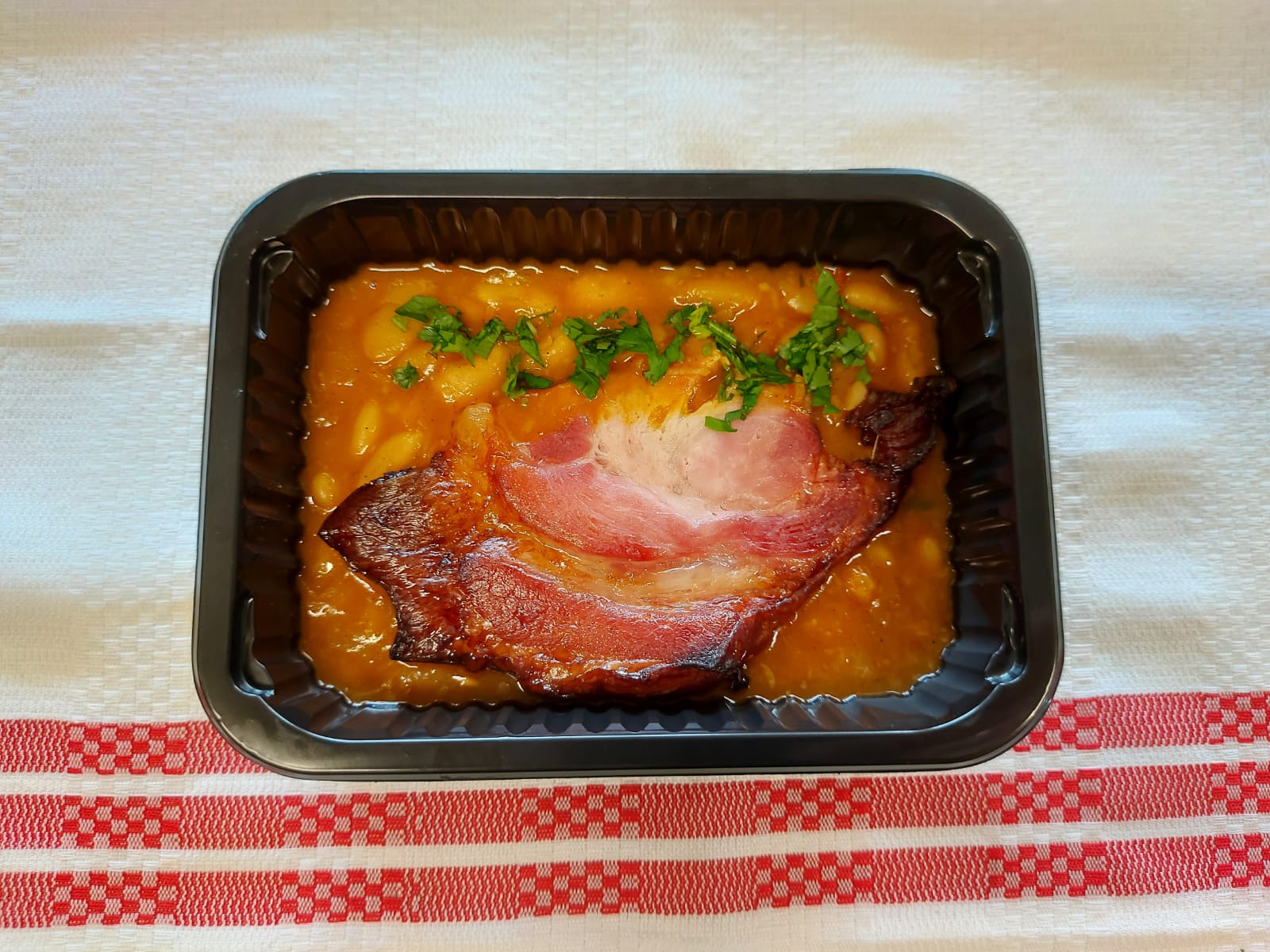 F1 - CIOLAN COPT ÎN BERE CU IAHNIE DE FASOLE (ciolan de porc afumat, fasole, morcovi, ceapa, telina, boia, bere) - 350 gr.