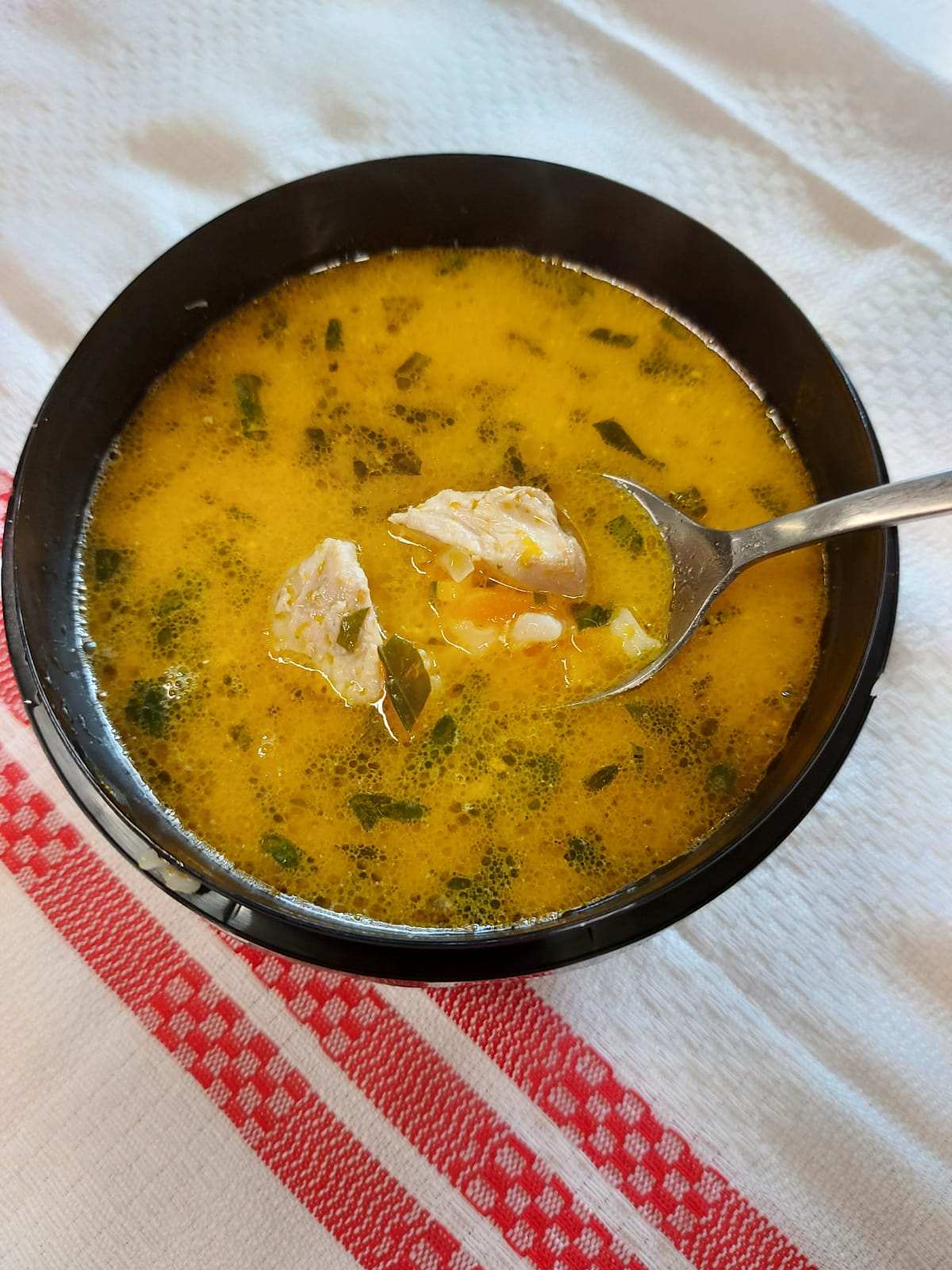 C2 - CIORBĂ ARDELENEASCĂ DE PUI (carne de pui, ceapă, cartofi, morcovi, țelină, smântână, ou, tarhon, lămâie) 400 ml.