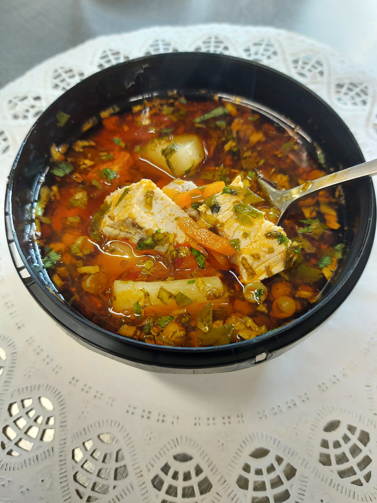 C1 - CIORBĂ ȚĂRĂNEASCĂ DE PORC (carne de porc, ceapa, morcovi, patrunjel, ardei, telina, rosii, cartofi) 400 ml.