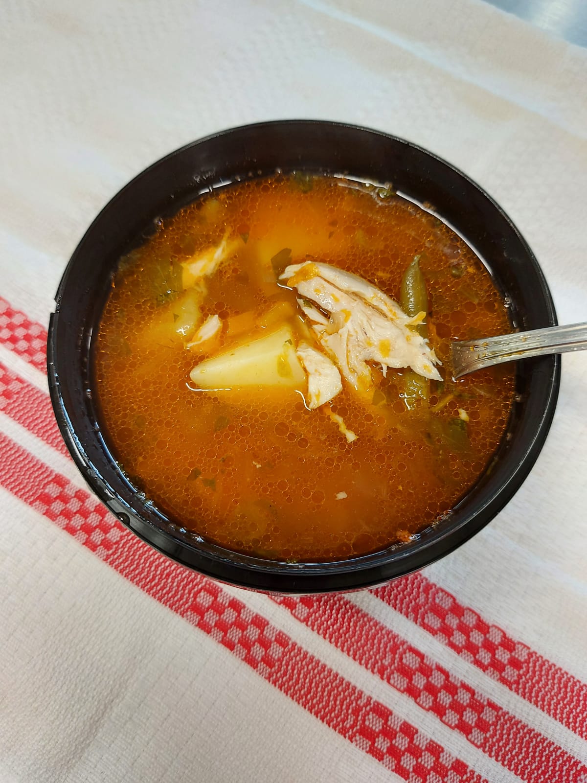 C1 - CIORBĂ ȚĂRĂNEASCĂ DE PUI (carne de pui, cartofi, morcovi, ardei, roșii, țelină, ceapă, pătrunjel) 400 ml.