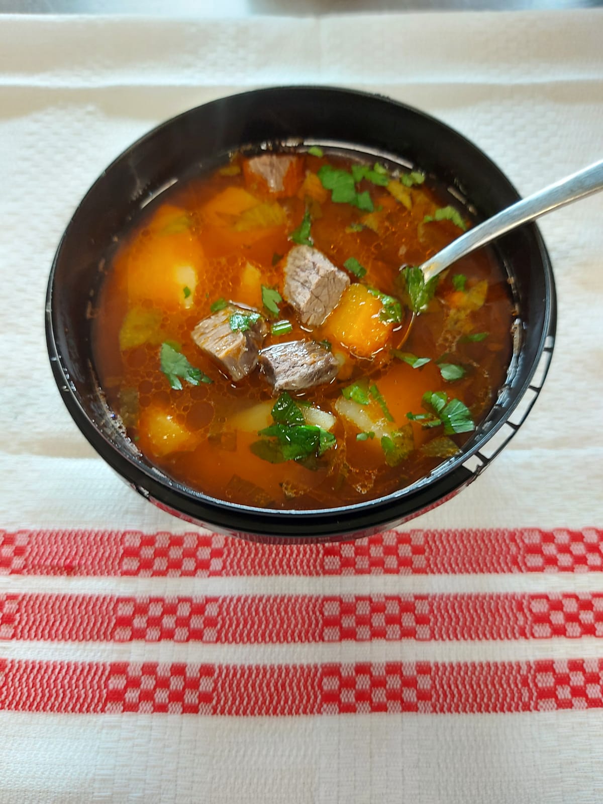 C1 - CIORBĂ ȚĂRĂNEASCĂ DE VĂCUȚĂ (carne de vita, ceapa, morcovi, patrunjel, ardei, telina, rosii) - 400 ml.