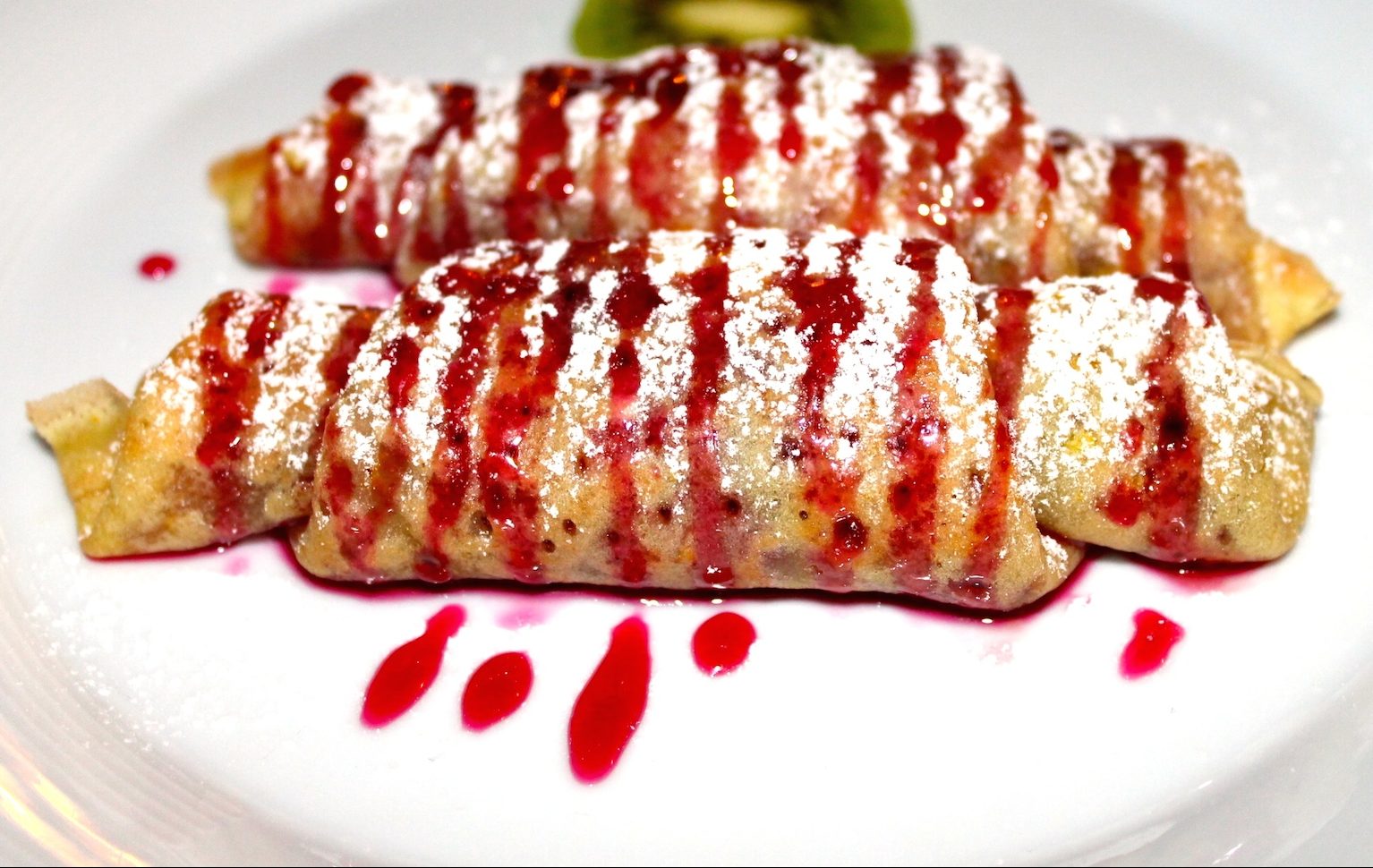 D1 - CLĂTITE CU DULCEAȚĂ DE ZMEURĂ ȘI TOPPING DE CIOCOLATĂ (ouă, lapte, făină, zahăr, esență de vanilie, dulceață de zmeură, ciocolată) 150 gr.