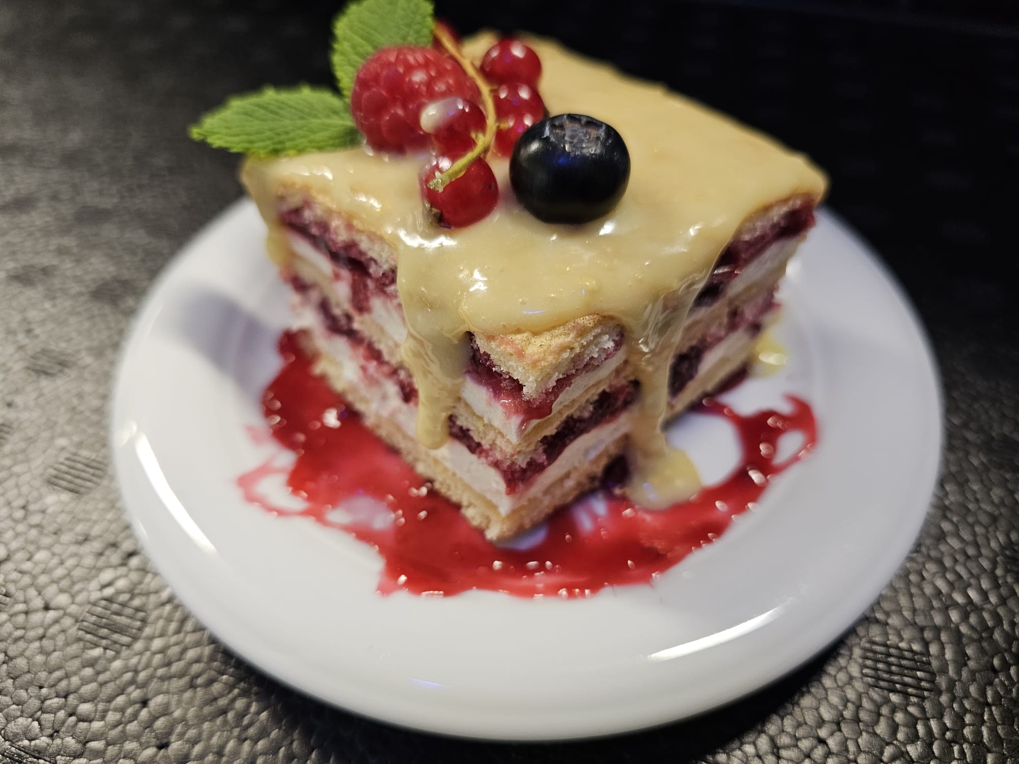 D1 - PRĂJITURĂ CREMOASĂ CU FRUCTE DE PĂDURE (făină, zahar, ouă, fructe de pădure, amidon) - 150gr.