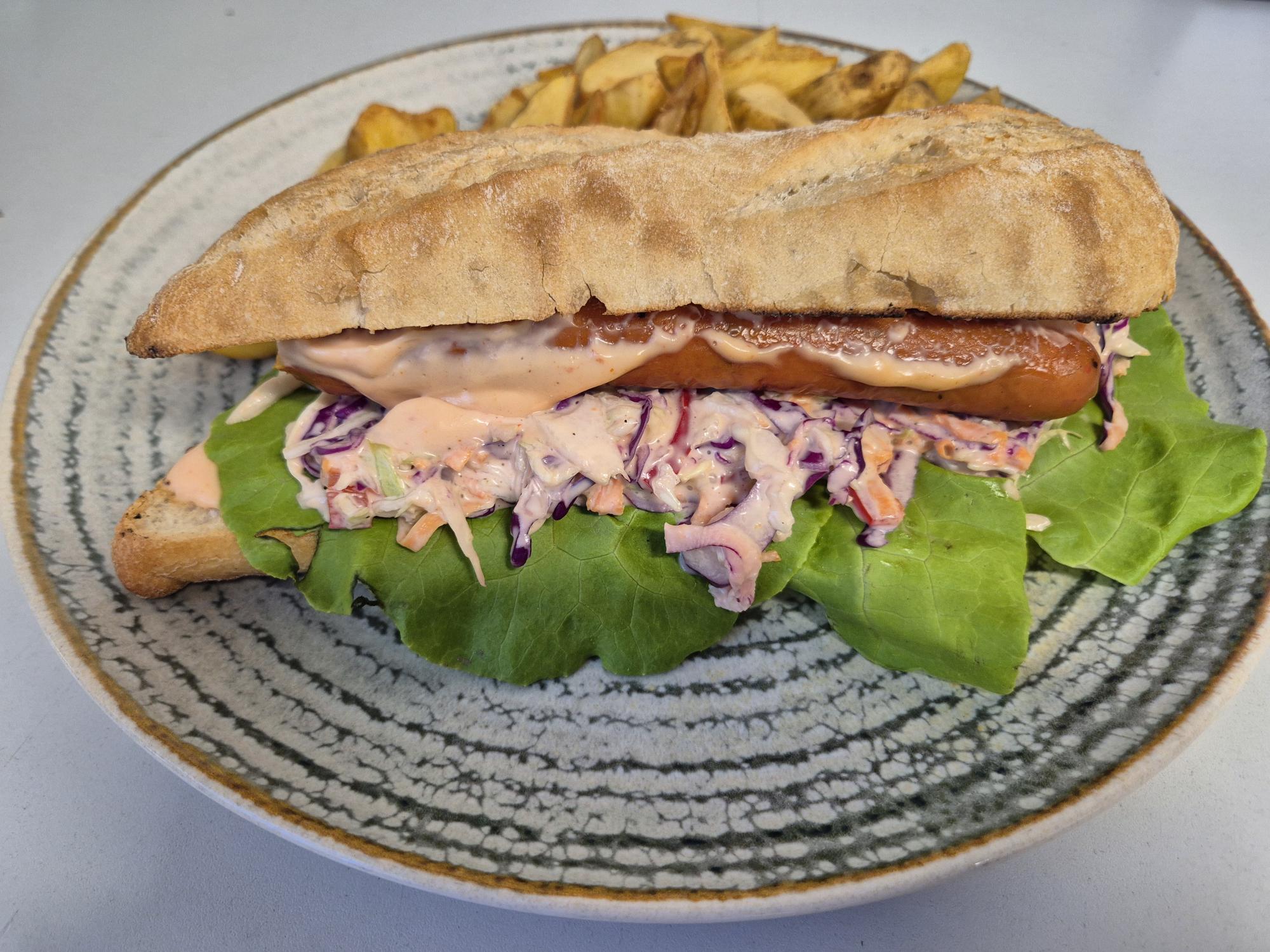 F1 - CÂRNĂCIOR RUSTIC "K LA CLUJ" CU CARTOFI PRĂJIȚI (carnati cu cascaval, bagheta rustica, kethup, maioneza, cognac, varza coleslaw) 350 gr.