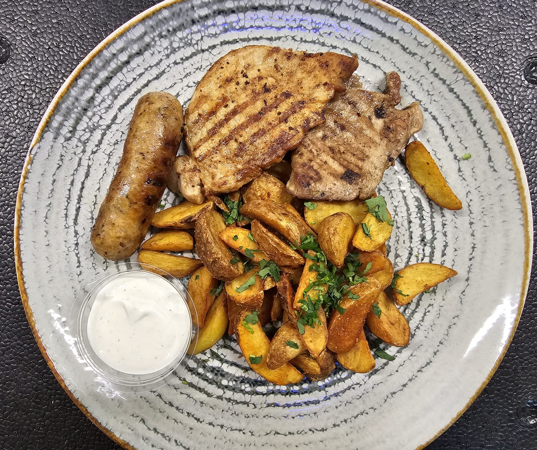 F1 - MIX GRILL DE PORC CU CARTOFI WEDGES SI SOS DE USTUROI (ceafa si fleica de porc, mititei, cartofi, smantana, usturoi, maioneza, boia, piper) - 350 gr.