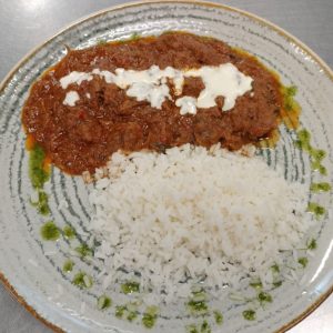 F1 - STROGONOFF DE VITĂ CU OREZ ȘI SALATA DE MURĂTURI ASORTATE (carne de vită, ciuperci, ceapă, morcovi, muștar, smântână, orez, ardei, muraturi) - 350 gr.