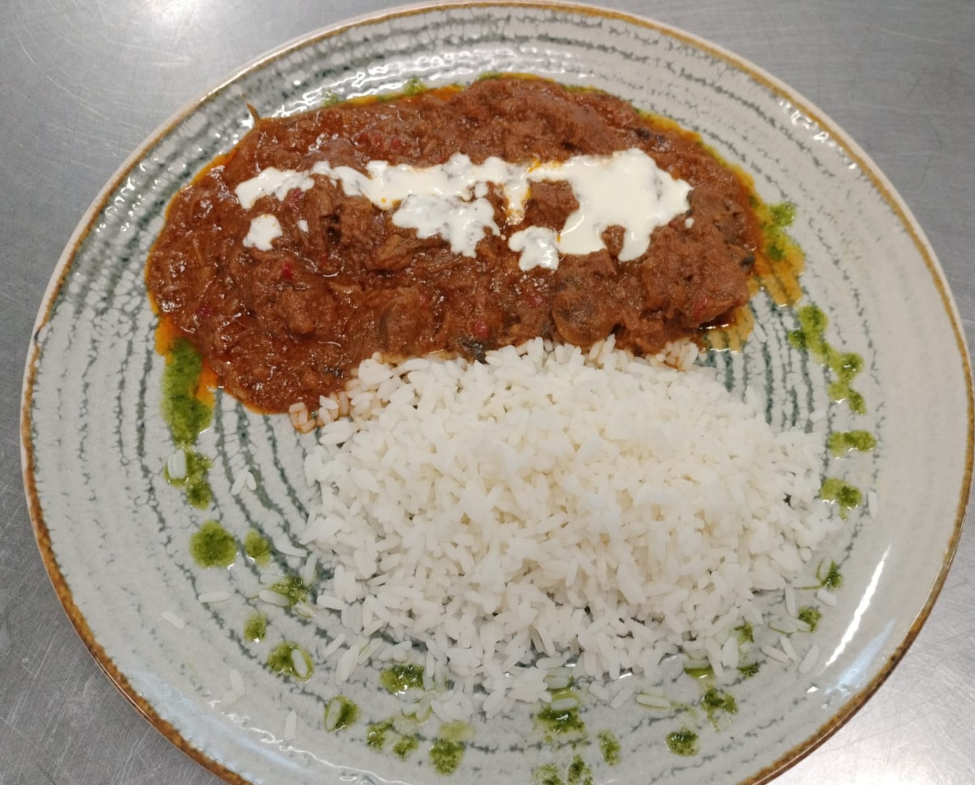 F1 – STROGONOFF DE VITĂ CU OREZ ȘI SALATA DE MURĂTURI ASORTATE (carne de vită, ciuperci, ceapă, morcovi, muștar, smântână, orez, ardei, muraturi) – 350 gr.