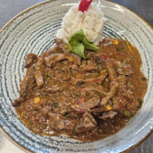 F1 - TOCĂNIȚĂ PICANTĂ DE VITĂ CU OREZ ALB (carne de vită, ceapă, morcovi, muștar, orez, chilli, ardei 3 culori, ceapa verde) 350 gr.