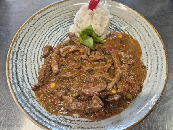 F1 - TOCĂNIȚĂ PICANTĂ DE VITĂ CU OREZ ALB (carne de vită, ceapă, morcovi, muștar, orez, chilli, ardei 3 culori, ceapa verde) 350 gr.