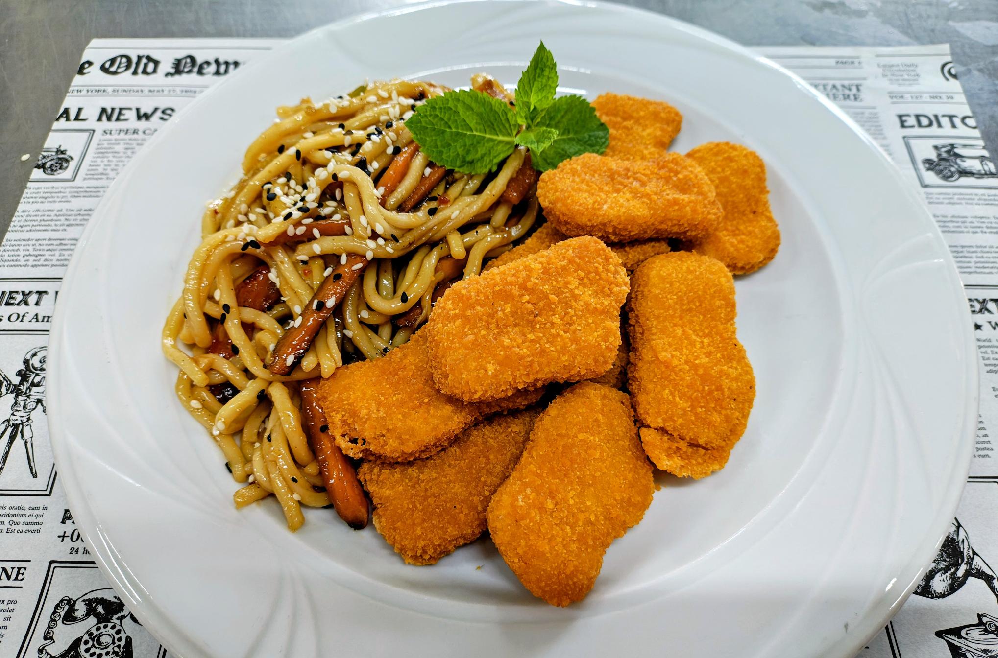 F2 - NUGGETS DE PUI CU NOODLES, LEGUME ȘI SOS DULCE-PICANT (nuggets de pui, noodles, mix de legume, sos dulce-picant) - 350 gr.