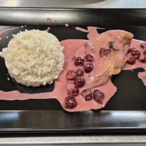F2 - PIEPT PUI CU SOS DE VIȘINE ȘI OREZ CREMOS (piept de pui, vișine, orez, parmezan, smântână) 350 gr