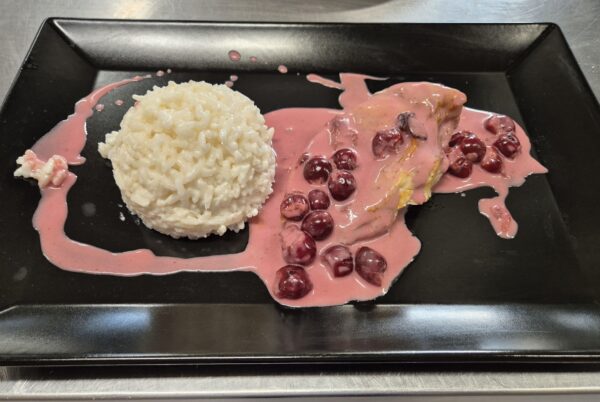 F2 - PIEPT PUI CU SOS DE VIȘINE ȘI OREZ CREMOS (piept de pui, vișine, orez, parmezan, smântână) 350 gr