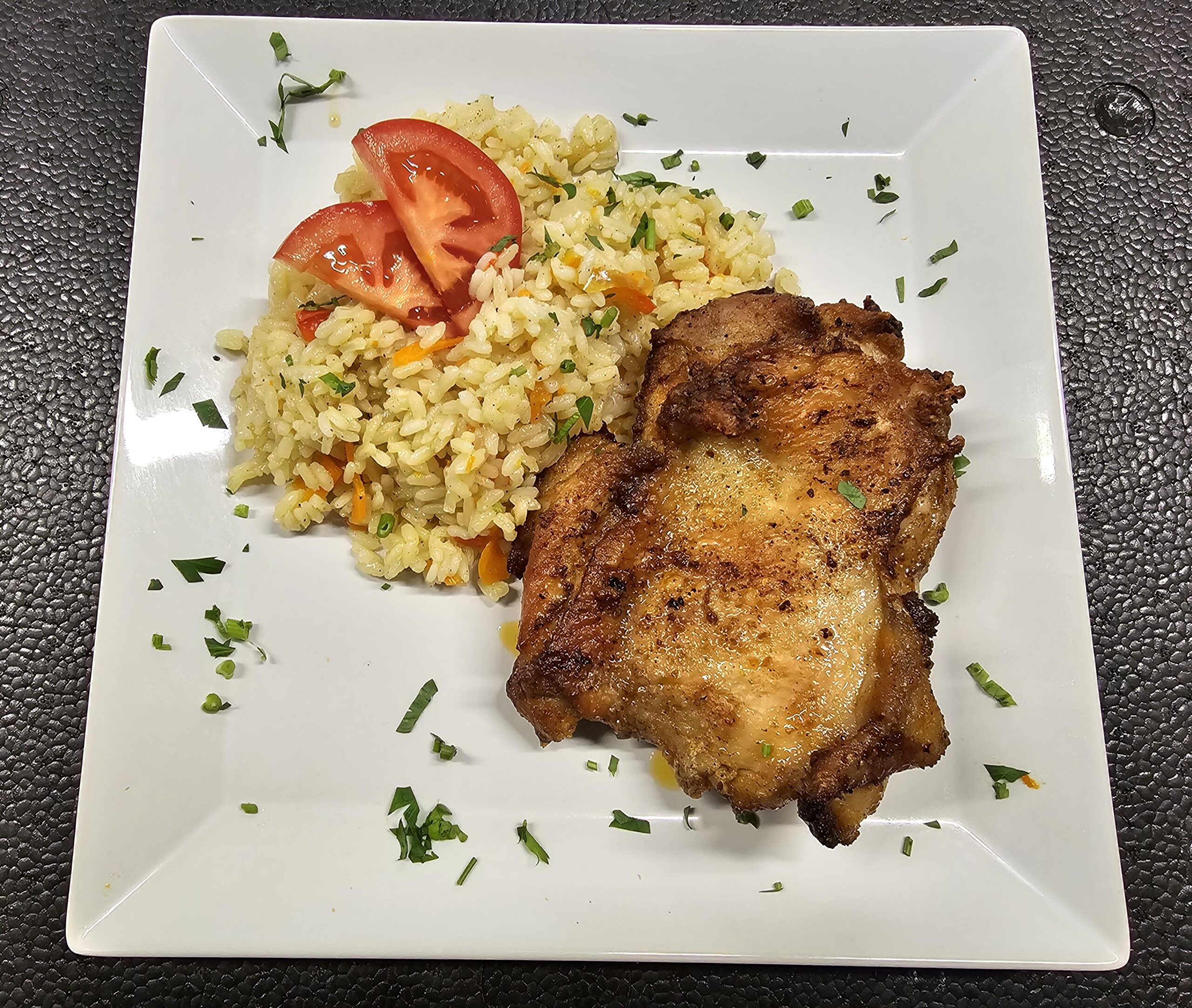 F2 - PULPE DE PUI DEZOSATE LA GRĂTAR CU RISSOTTO (pulpe de pui, usturoi, boia, orez, parmezan, vin, ceapă) - 350 gr.