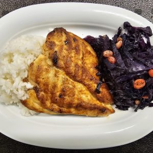 F2 - PULPE DE PUI LA TAVĂ CU VARZĂ ROȘIE CĂLITĂ ȘI OREZ (pulpe de pui, condimente, sos demiglace, varza rosie, mere, stafide, cimbrisor, orez, ceapa, unt) - 350gr.