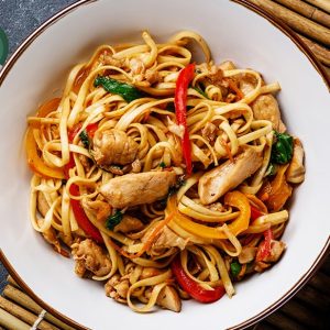 F2 - PACHEȚELE DE PRIMĂVARĂ CU PUI ȘI NOODLES CU LEGUME  (pachețele de primavara, noodles, ardei, morcovi, ceapă, sos dulce-picant, ghimbir) - 350 gr.