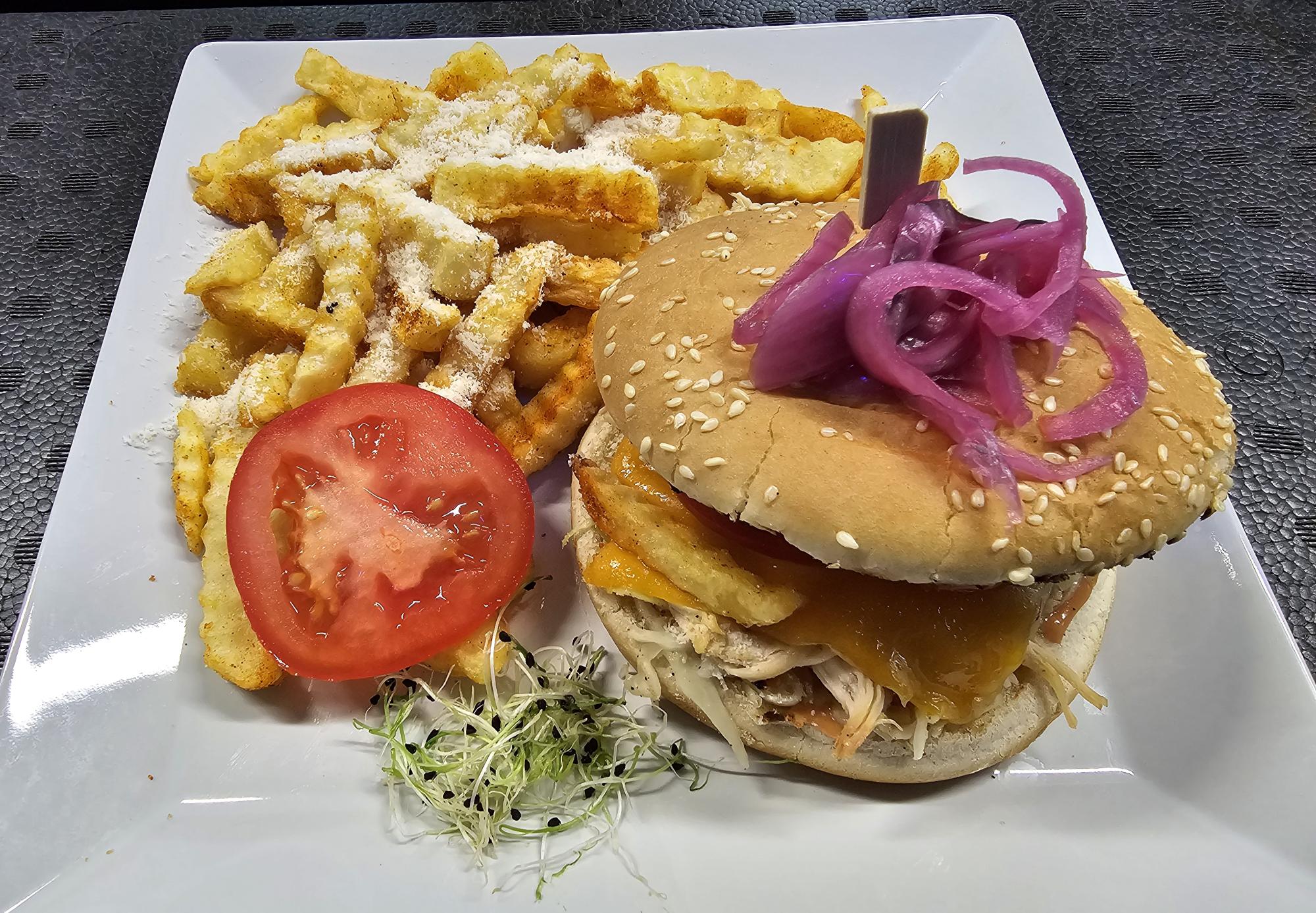 F3 - BURGER CU PUI CRISPY ȘI CARTOFI PRĂJIȚI (piept de pui, chifla burger, fulgi porumb, ou, varza, rosii, castraveti, branza cheddar, cartofi prajiti, sos de maioneza si ketchup) 350gr.