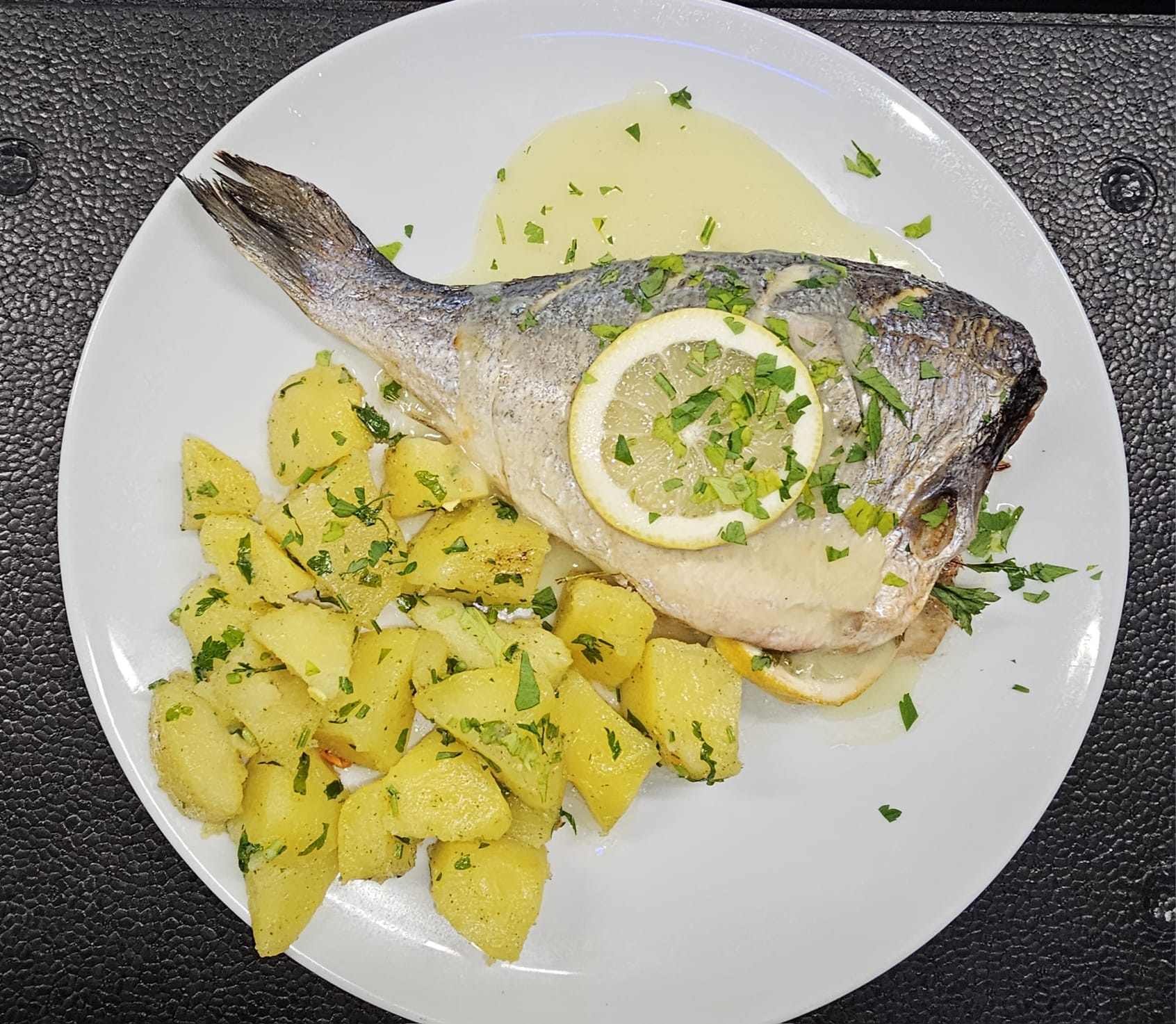 F3 - DORADA PRAJITA SI CARTOFI CU UNT SI PATRUNJEL, MUJDEI (dorada eviscerata, faina, cartofi, unt, patrunjel, usturoi, ulei) 350 gr.