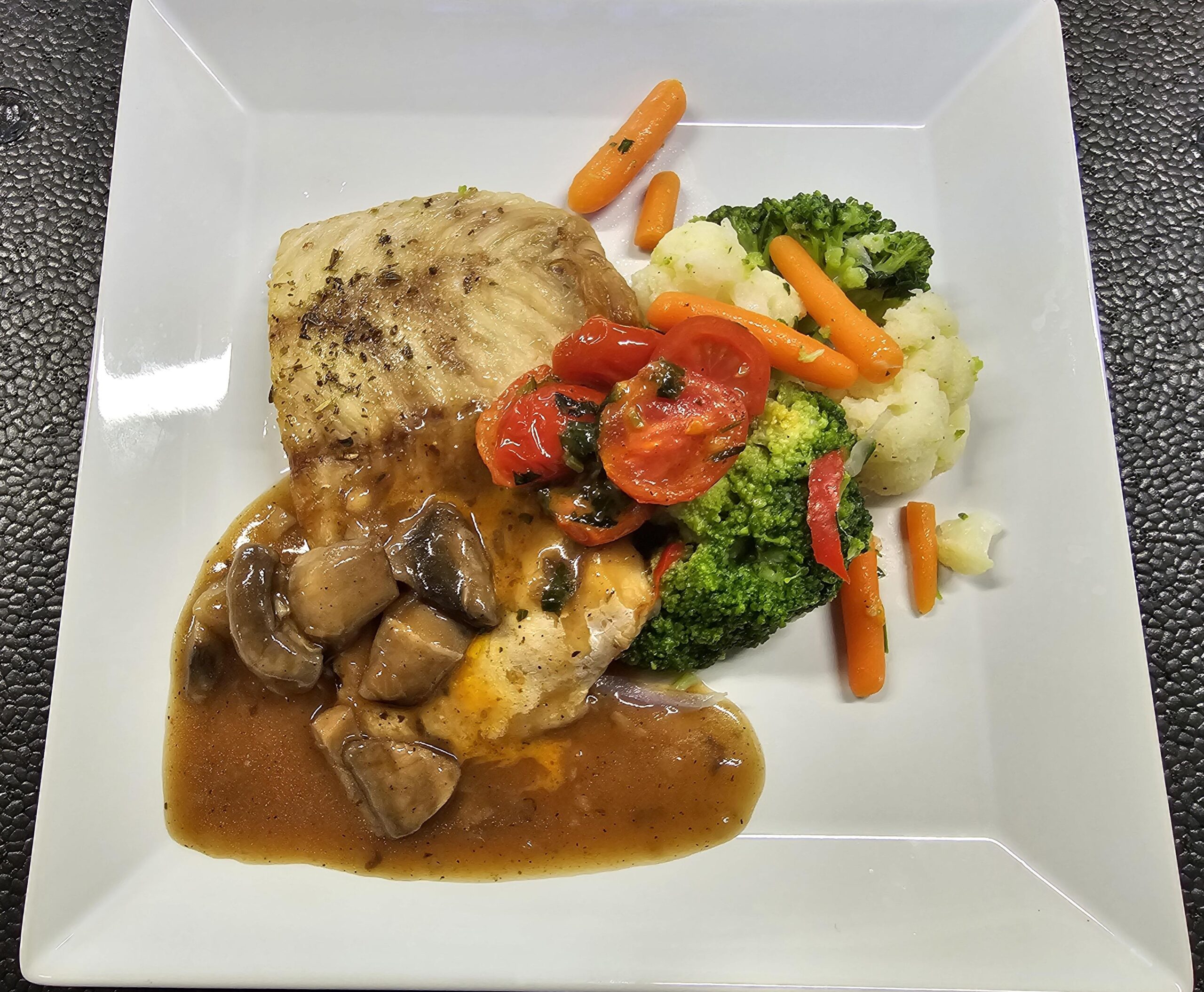 F3 - FILE DE TILAPIA CU SOS DE CIUPERCI SI MIX DE BROCCOLI (file de tilapia, ciuperci, smantana, lamaie, rosii cherry, broccoli, conopida, morcovi, rozmarin, usturoi) - 350gr.