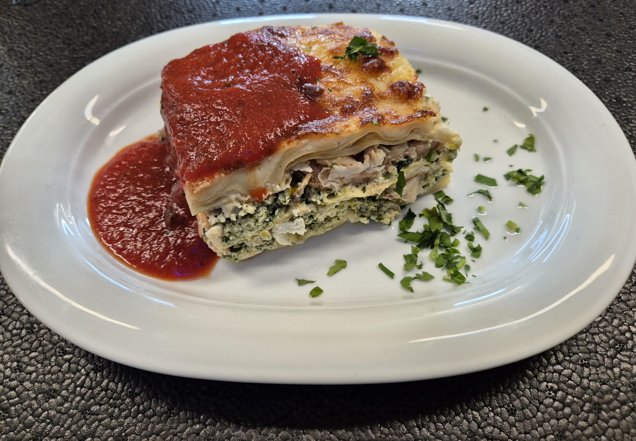 F3 - LASAGNA CU FILE DE SALAU, SOMON AFUMAT, RICOTTA, SPANAC (file de salau, somon afumat, ricotta, cascaval, mozzarella, unt, lapte, faina, nucsoara, lasagna) 350 gr.