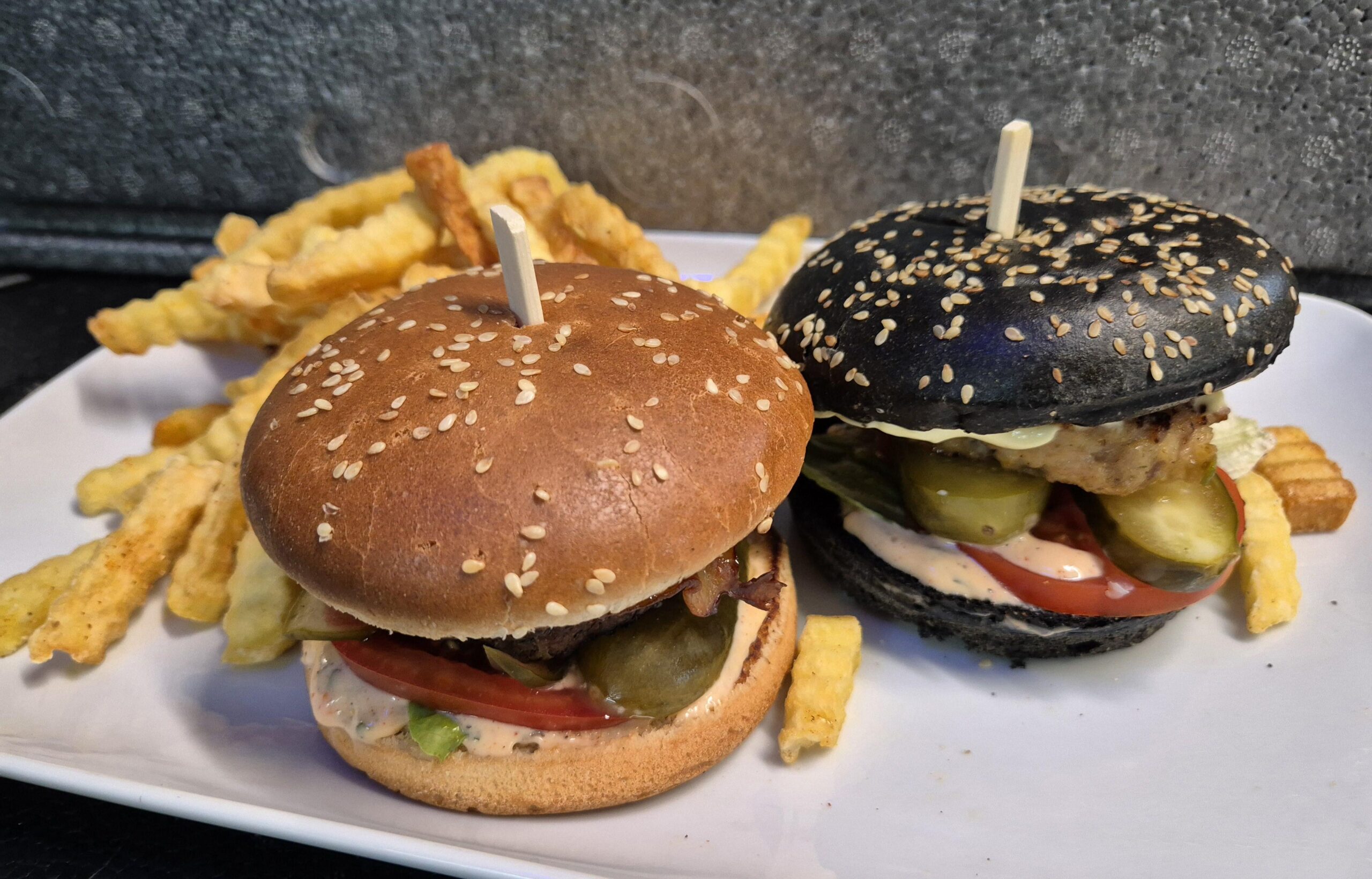 F3 - MIX DE BURGERI ''K LA CLUJ'' DE PUI ȘI VITĂ CU CARTOFI PRĂJIȚI (carne pui si vita, chifle, castraveti, rosii, bacon, branza cheddar, maioneza, ketchup) - 500gr.
