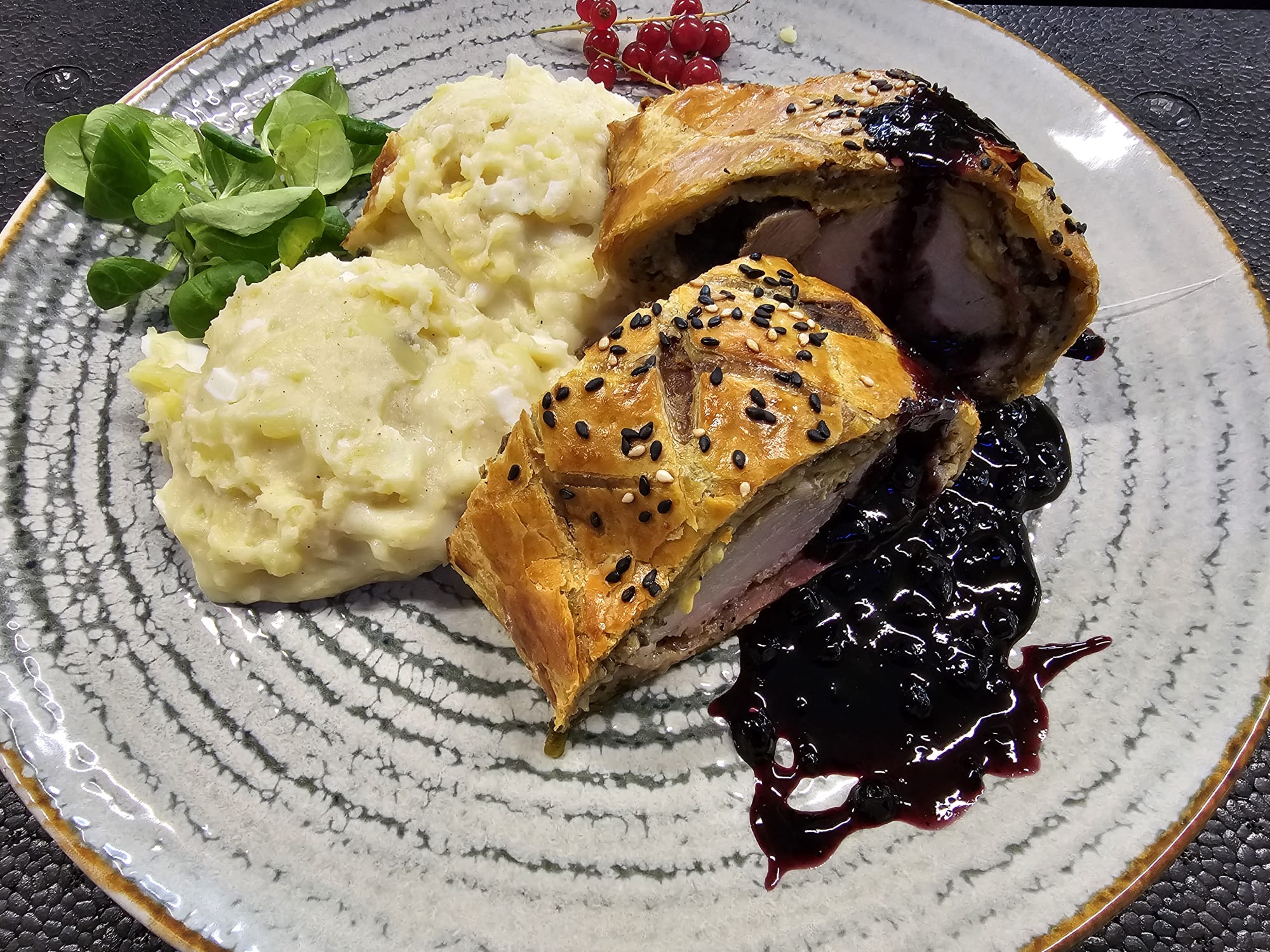 F3 - MUȘCHIULEȚ DE PORC ÎN FOIETAJ CU SOS DE AFINE ȘI CARTOFI FRANȚUZESTI (muschiulet de porc, ciuperci, ceapa, usturoi, bacon, mustar, foietaj, afine, vin rosu, unt, amidon, cartofi, smantana, ou, pesmet) 350gr.