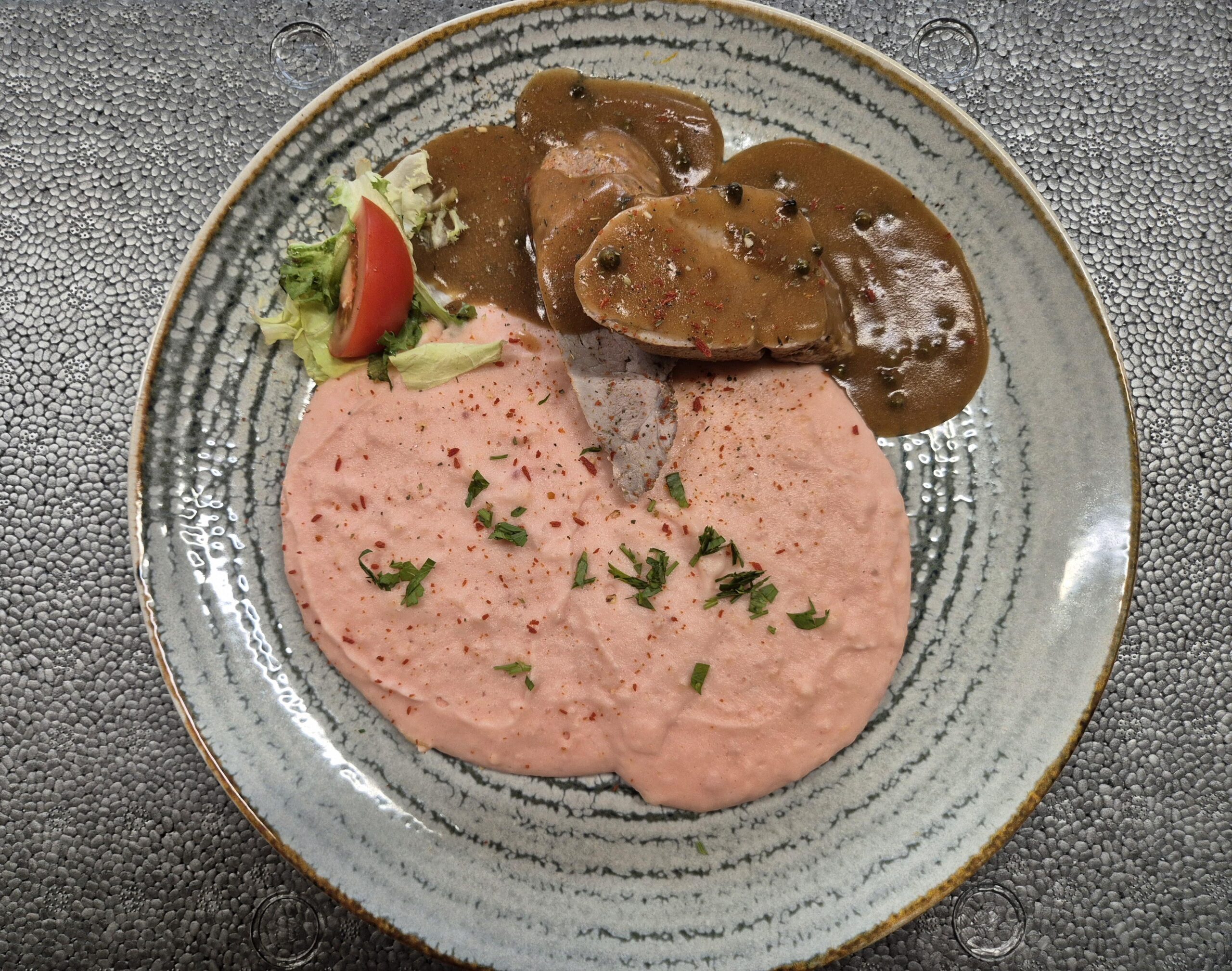 F1 - MUȘCHIULEȚ DE PORC ÎN SOS DE PIPER VERDE CU PIURE DE CARTOFI SI SFECLA ROȘIE (muschiulet de porc, smantana, piper verde, vin alb, sfecla, cartofi, lapte, unt) - 400 gr.