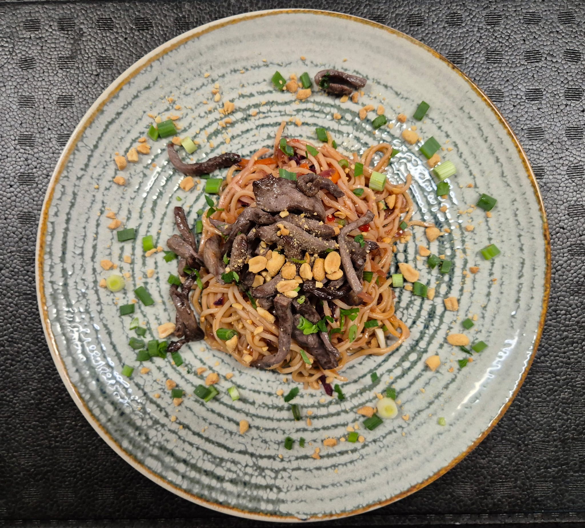 F3 - PAD THAI CU VRABIOARA DE VITA (vrabioara de vita, noodles, varza alba si rosie, morcovi, ceapa, chilli, alune, sos soya, vin de orez,coriandru, ceapa verde) 350 gr.