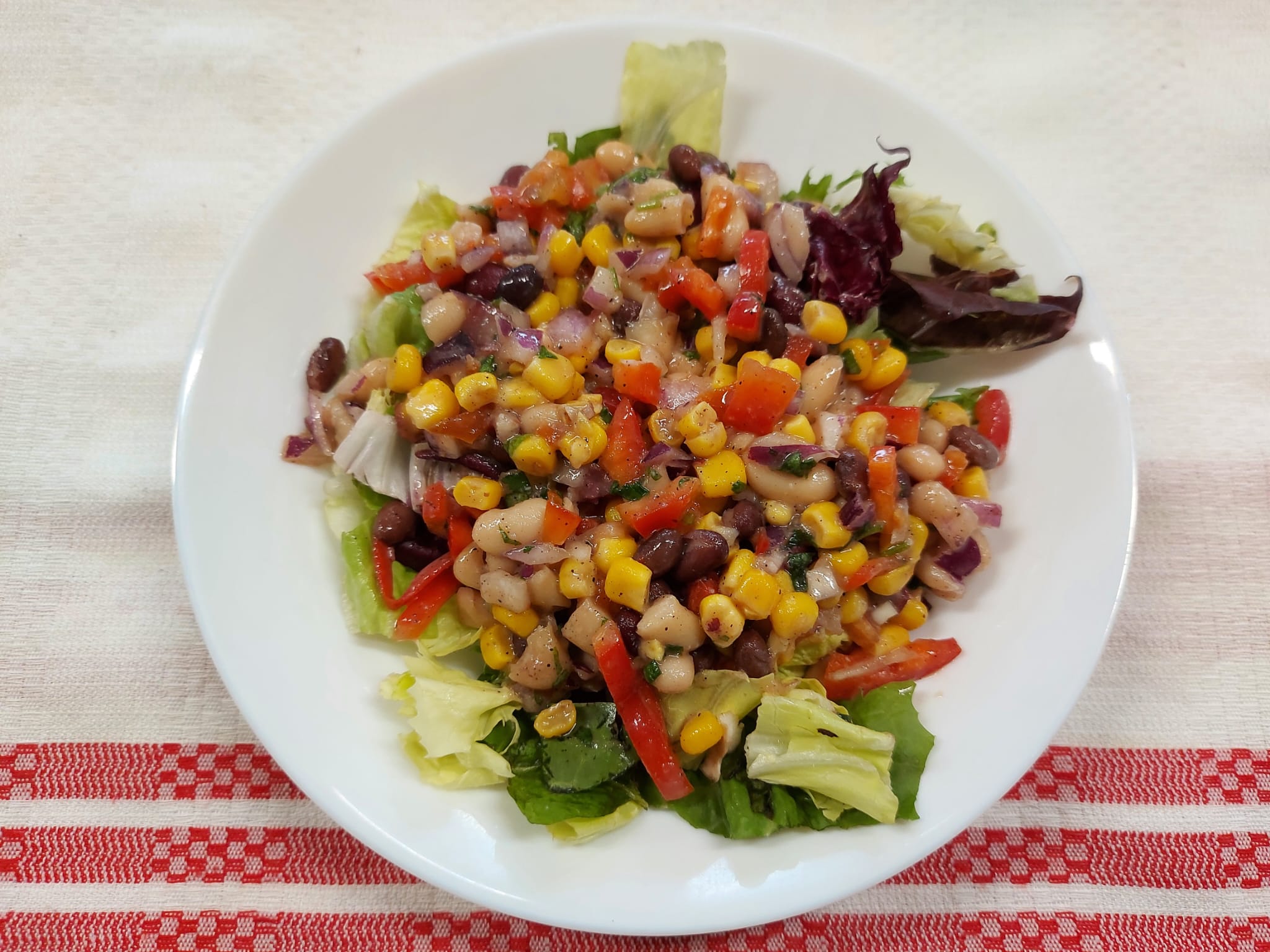 F3 - SALATĂ CU SOMON, AVOCADO, FASOLE ROȘIE ȘI PORUMB (somon, fasole roșie, avocado, porumb, ceapă roșie, ardei, orez, lămâie, salată Iceberg) 350 gr.