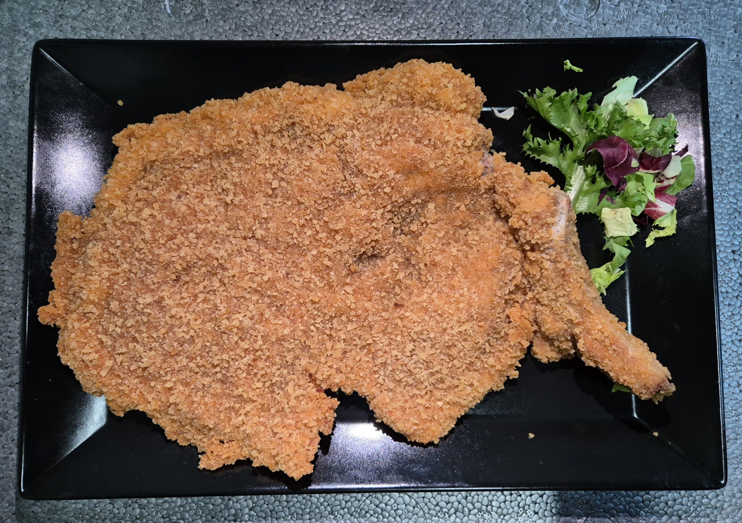 F3 - ȘNIȚEL TOMAHAWK DE VITĂ CU CARTOFI WEDGES (vrăbioară de vită, pesmet, ou, faina, cartofi, sos sweet chilli) 550 gr.