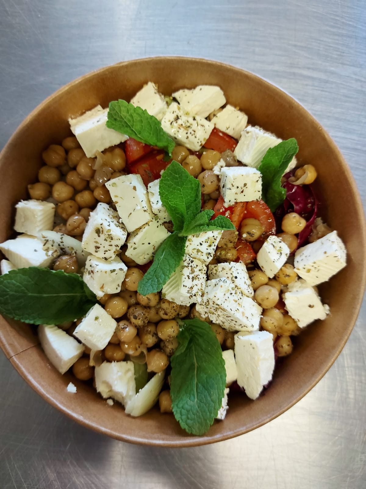 V1 - SALATĂ MEDITERANEANĂ CU NĂUT (roșii, ulei de măsline, năut, fresh mix de salate, brânză feta) - 350 gr.