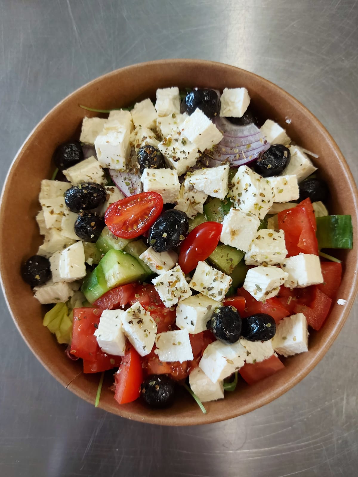 S3 - SALATĂ TRADIȚIONALĂ GRECEASCĂ (mix de salate, roșii, castravete, măsline, ardei gras, oregano, ulei de măsline, brânză telemea) - 400 gr.