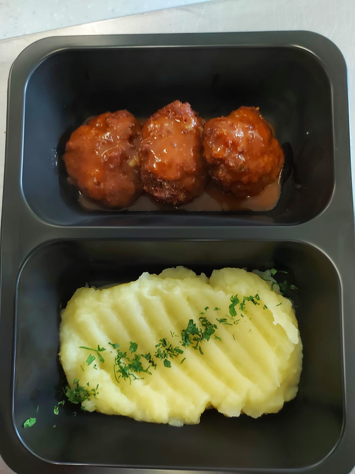 F2 - CHIFTELUȚE DE CURCAN CU PIURE DE CARTOFI ȘI SOS DE ROȘII (carne curcan, cartofi, unt, lapte, ouă, pesmet, sos de roșii, foi de dafin, zahăr) 350 gr.