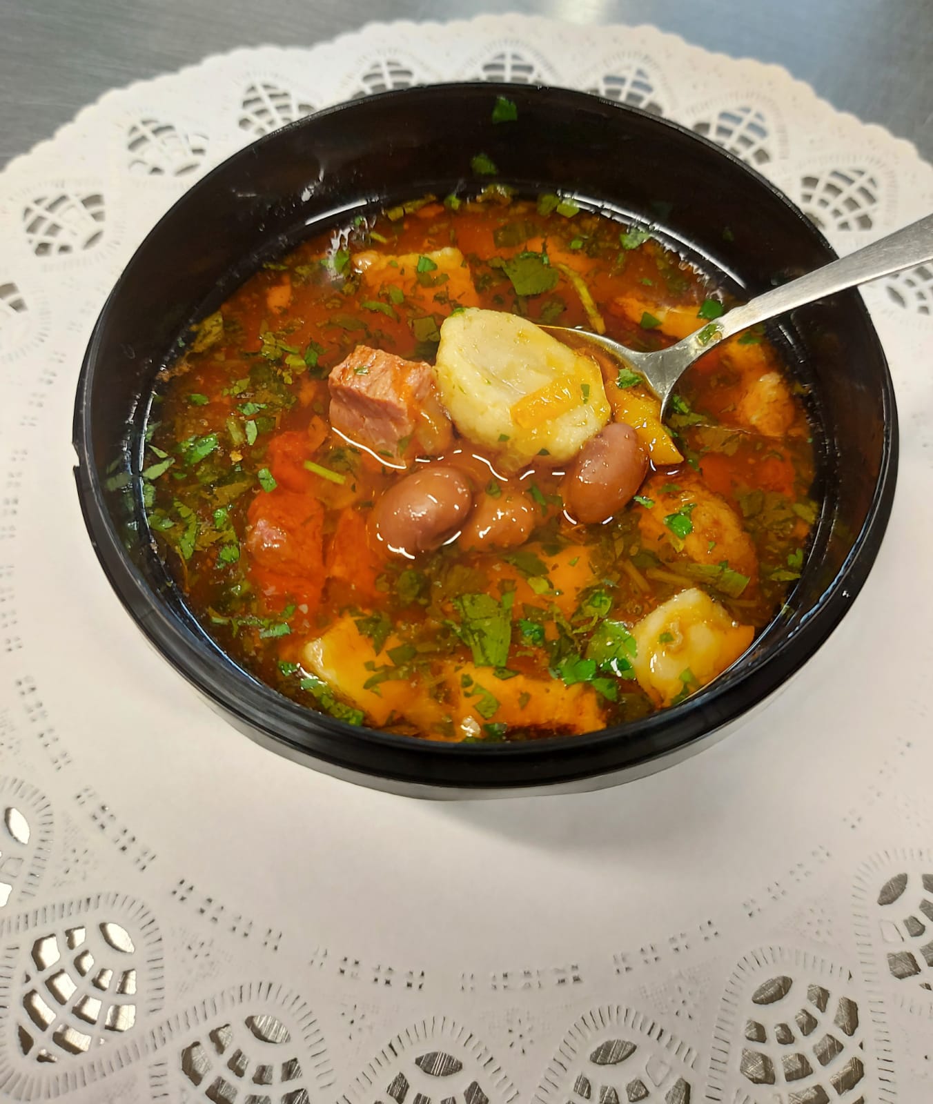 C1 - SUPĂ GULAȘ DE FASOLE CU CARNE DE PORC (carne de porc, fasole, ceapă, ardei, roșii, morcovi, țelină, pătrunjel, chimen) 400 ml.