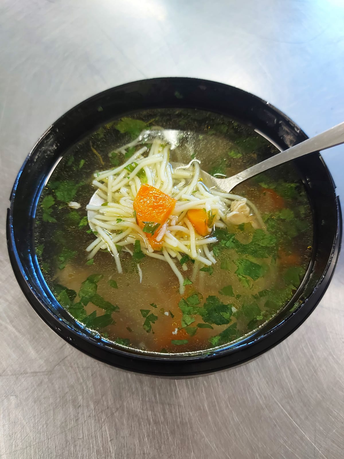 C1 - SUPĂ DE PUI CU TĂITEI (carne de pui, ceapa, morcovi, patrunjel, telina, taitei) - 400 ml.