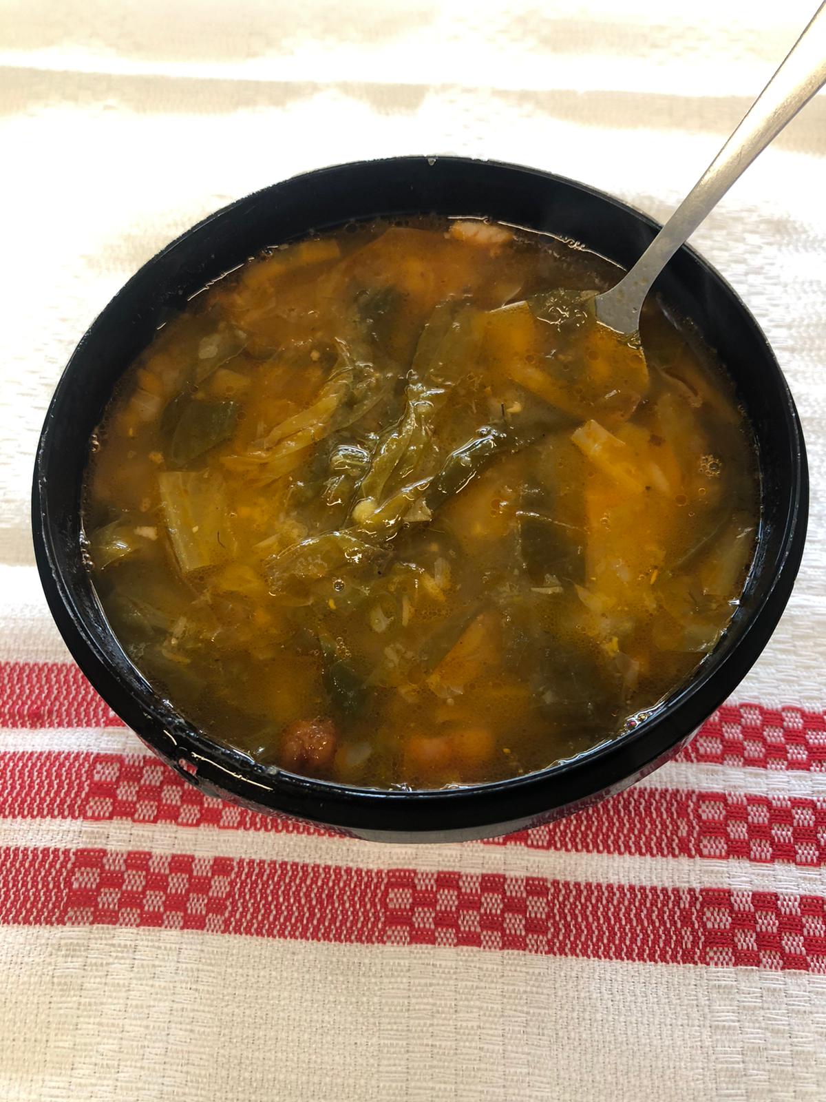 C2 - CIORBĂ DE LINTE CU SALATĂ VERDE (linte, salată verde, morcovi, țelină, roșii, foi de dafin, mărar) 400 ml.