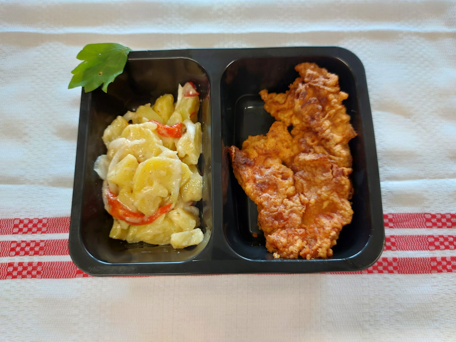 F2 - SNITEL PARIZIAN DIN PIEPT DE PUI CU CARTOFI NATUR SI SOS TARTAR (piept de pui, faina, ou, condimente, cartofi, sos tartar) - 350gr