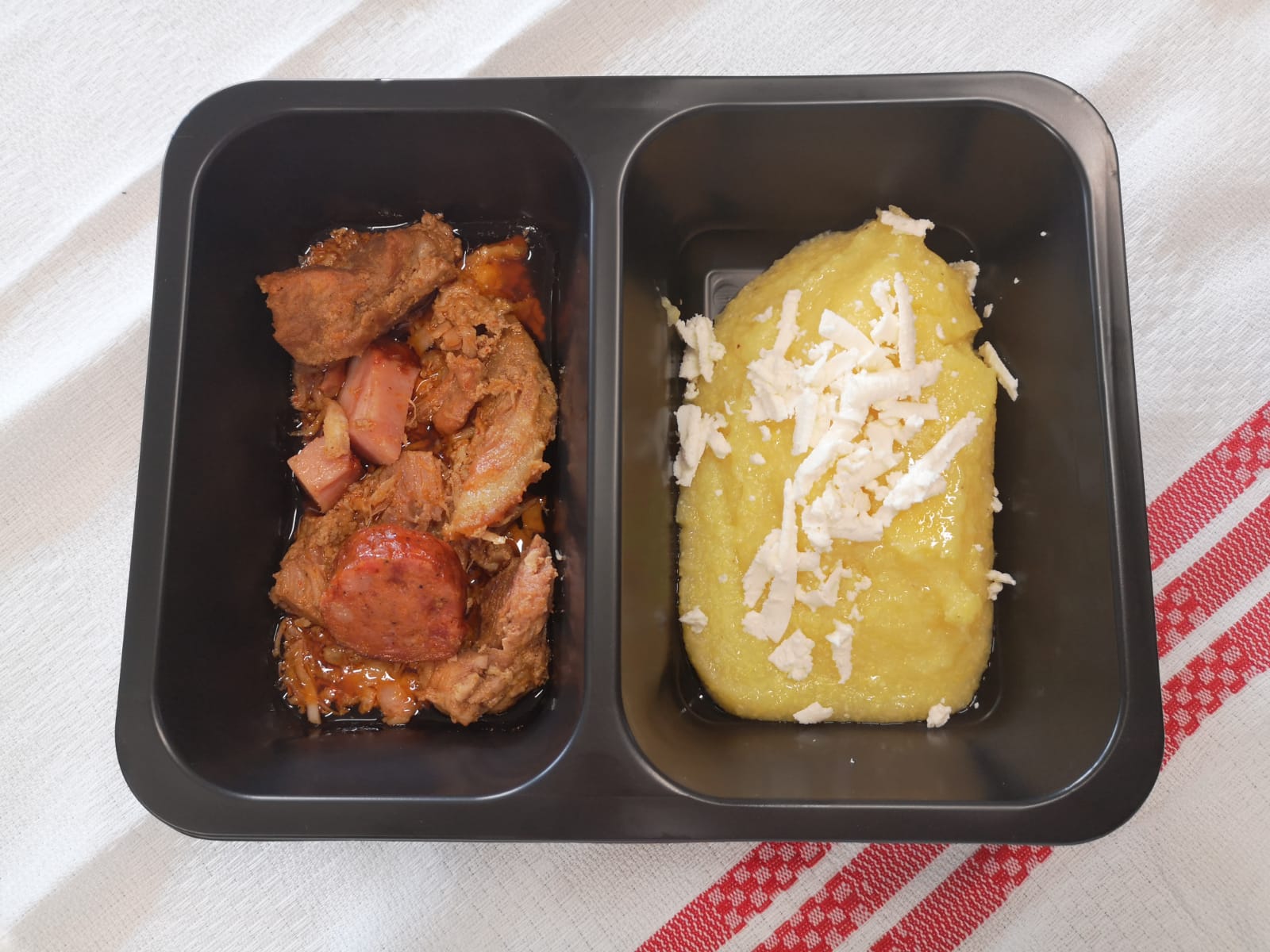 F1 - POMANA PORCULUI CU MĂMĂLIGUȚĂ (malai, smantana, carne de porc, untura, usturoi) - 350 gr.
