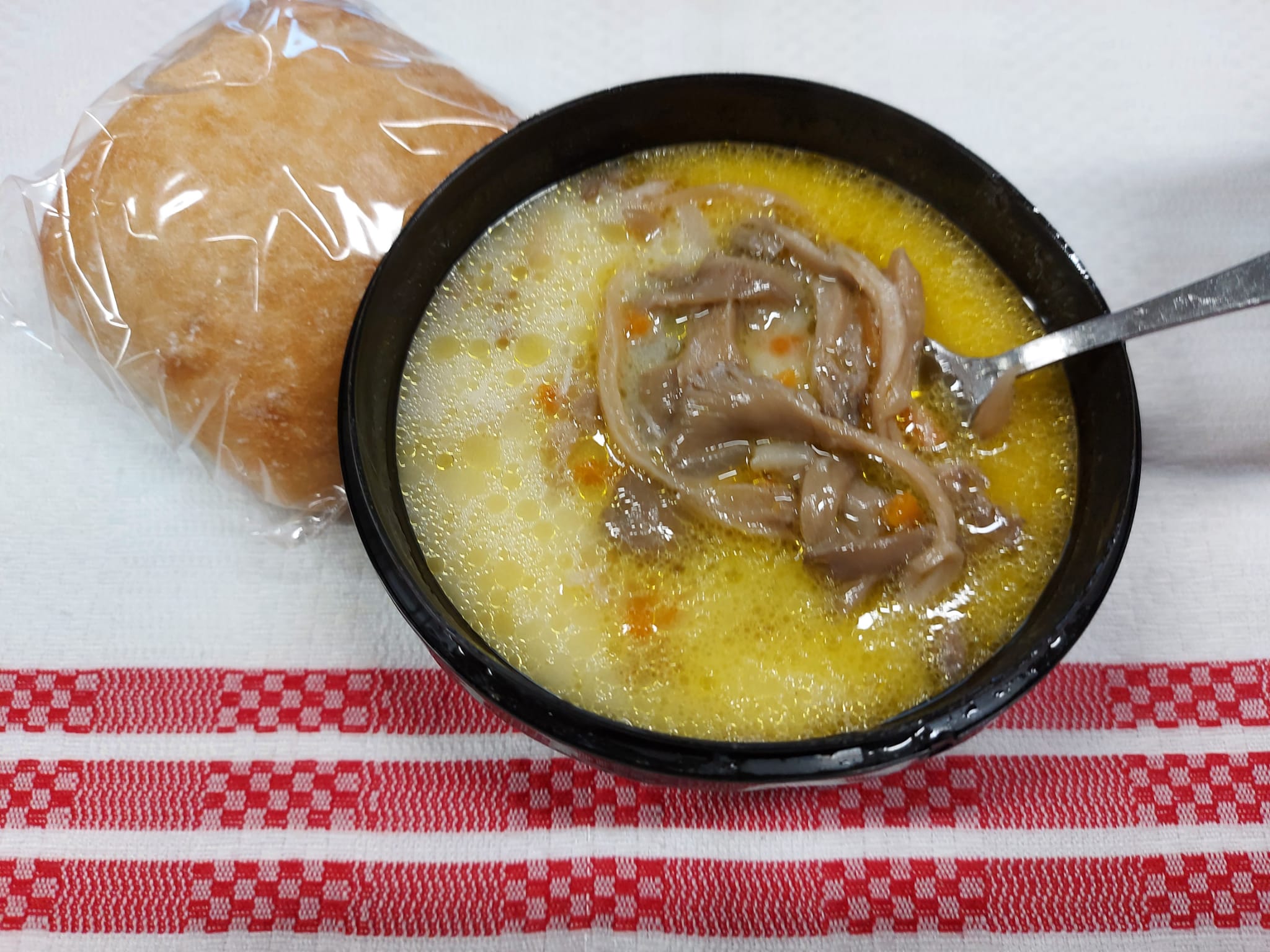 C2 - CIORBĂ DE CIUPERCI PLEUROTUS - DE POST (ciuperci pleurotus, ceapă, morcovi, usturoi, smântână vegetală, lămâie) 400 ml.