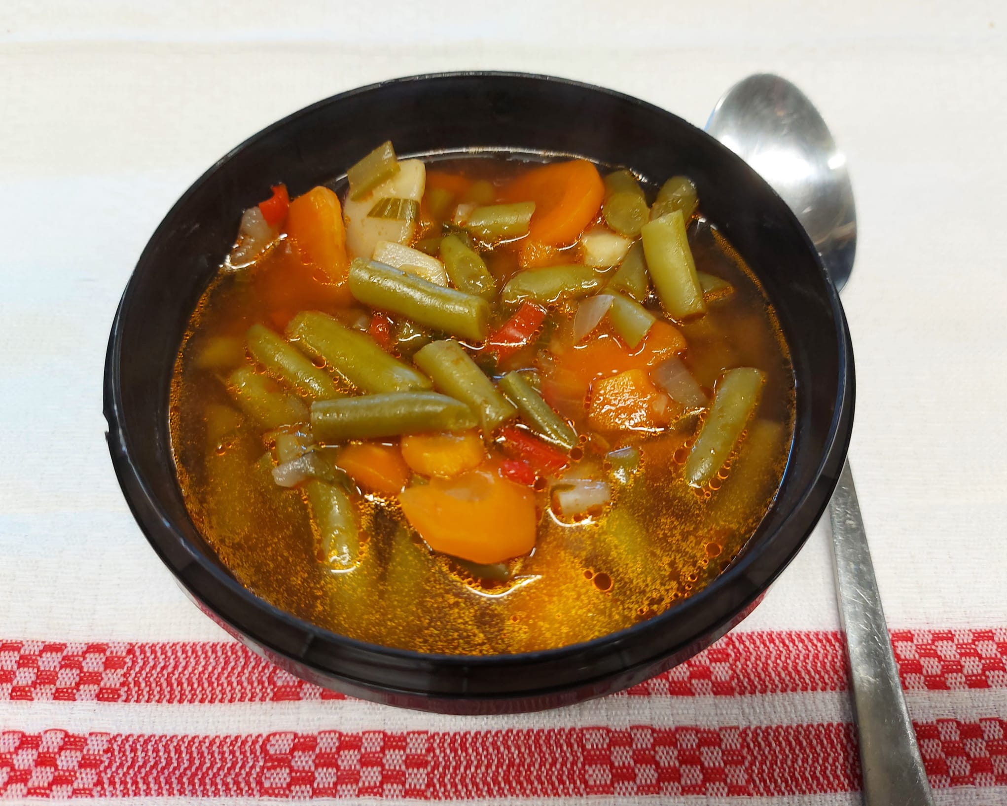 C2 - CIORBĂ DE PUI CU FASOLE VERDE (carne de pui, fasole verde, morcovi, ceapă, leuștean, roșii) 400 ml.