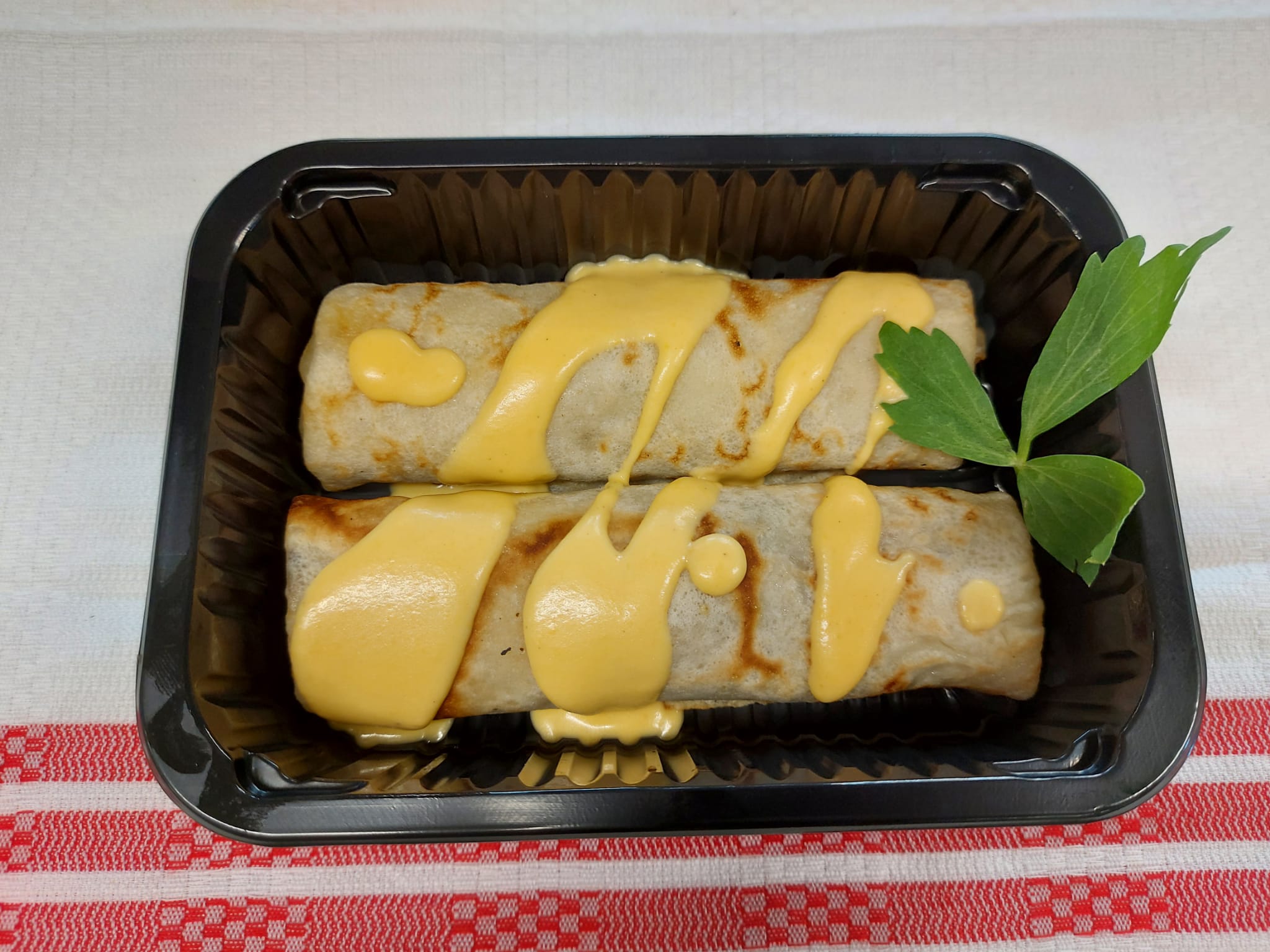 F1 - CLATITE UMPLUTE CU CARNE SI CASCAVAL, SOS CHEDDAR (carne de porc, ceapa, usturoi, ardei, morcovi, telina, rosii, faina, ou lapte,smantana, cas cheddar) 350 gr.