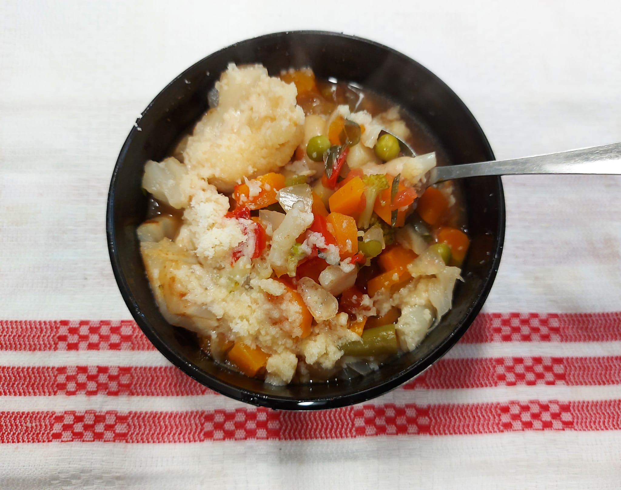 C2 - MINESTRONE CU FARFALLE (roșii, ceapă, morcovi, mazăre, fasole boabe, fasole verde, conopidă, broccoli, praz, busuioc, rozmarin, parmesan, farfalle) 400 ml.