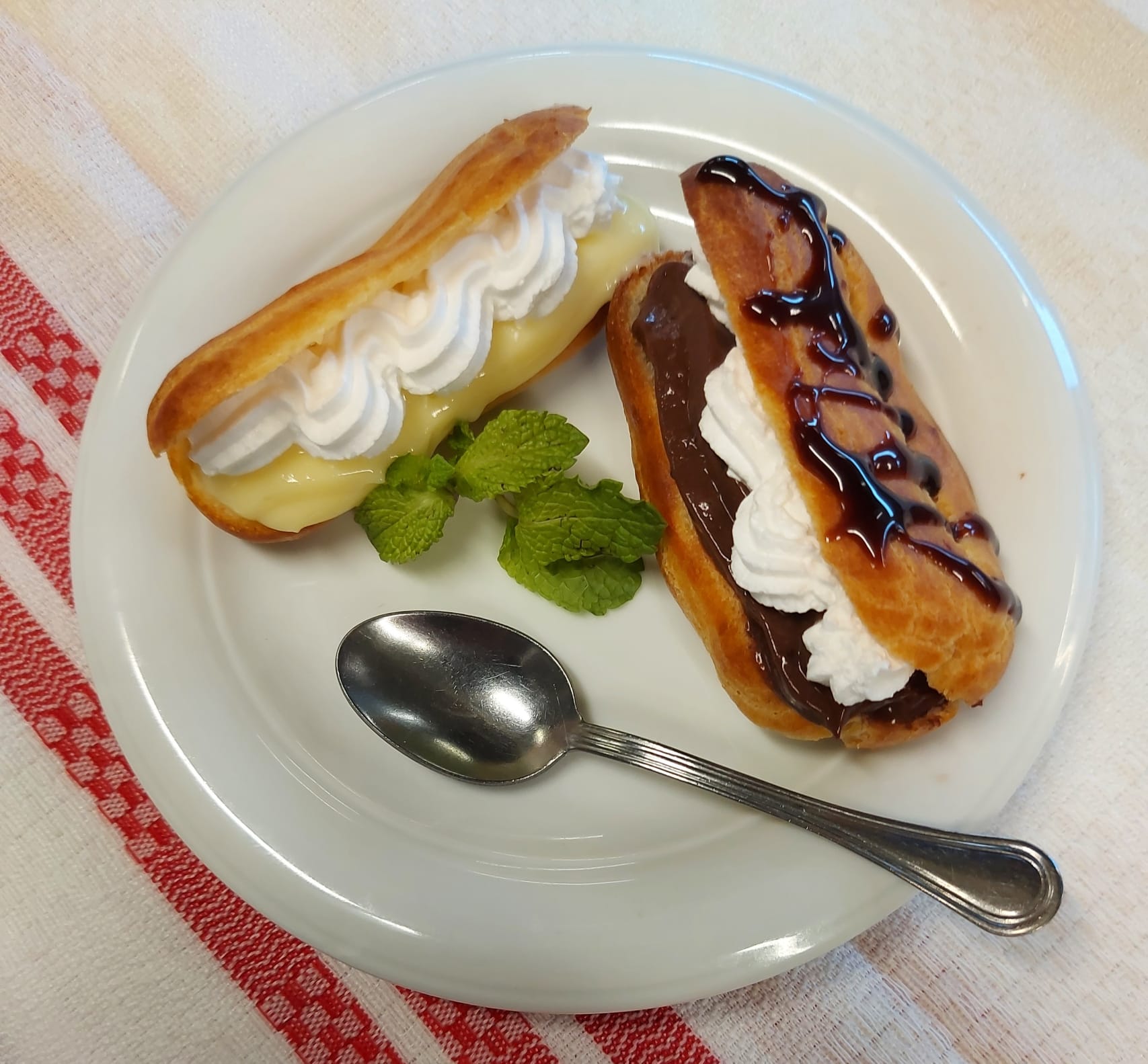 D1 - MINIECLERE CU CREMA DE CIOCOLATA SI VANILIE (ou, lapte făină, zahăr, cremă patiserie, cacao, cremă patiserie, ciocolată, frișcă) 150 gr.