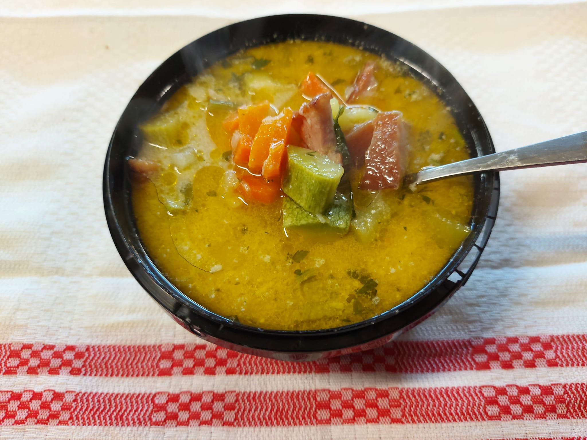 C2 - CIORBĂ DE DOVLECEL CU IAURT ȘI AFUMĂTURĂ (dovlecel, afumătură, cartofi, morcovi, ceapă, usturoi, lapte, iaurt) 400 ml.