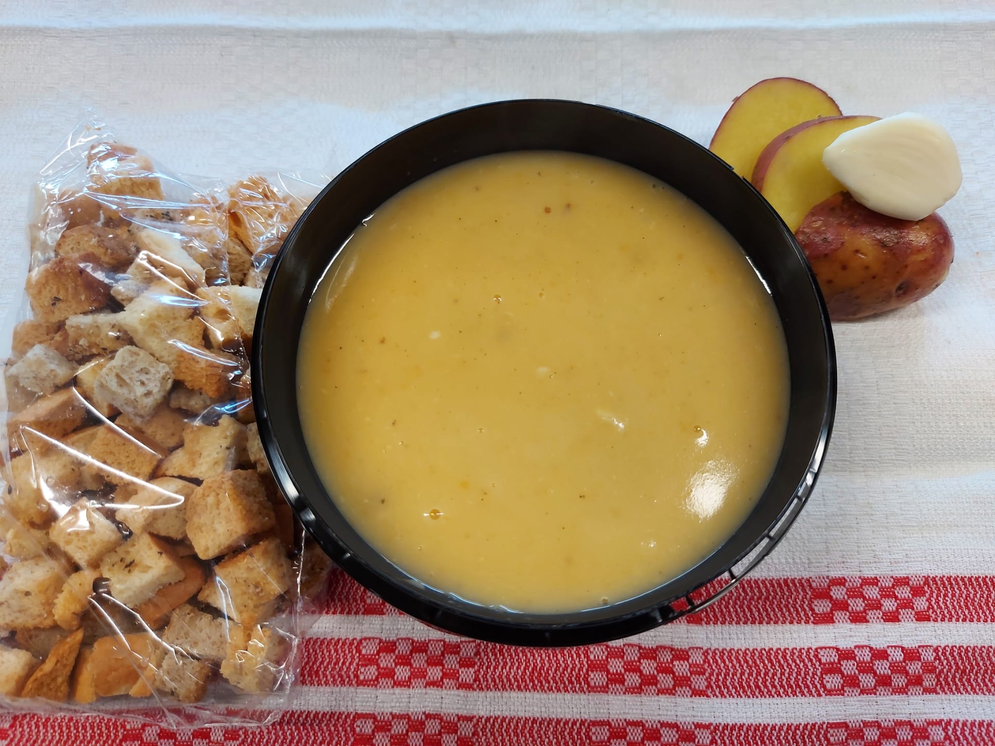 C2 - SUPĂ CREMĂ DE CARTOFI CU BACON (cartofi, ceapă, pătrunjel, țelină, bacon, smântână, crutoane) 400 ml.