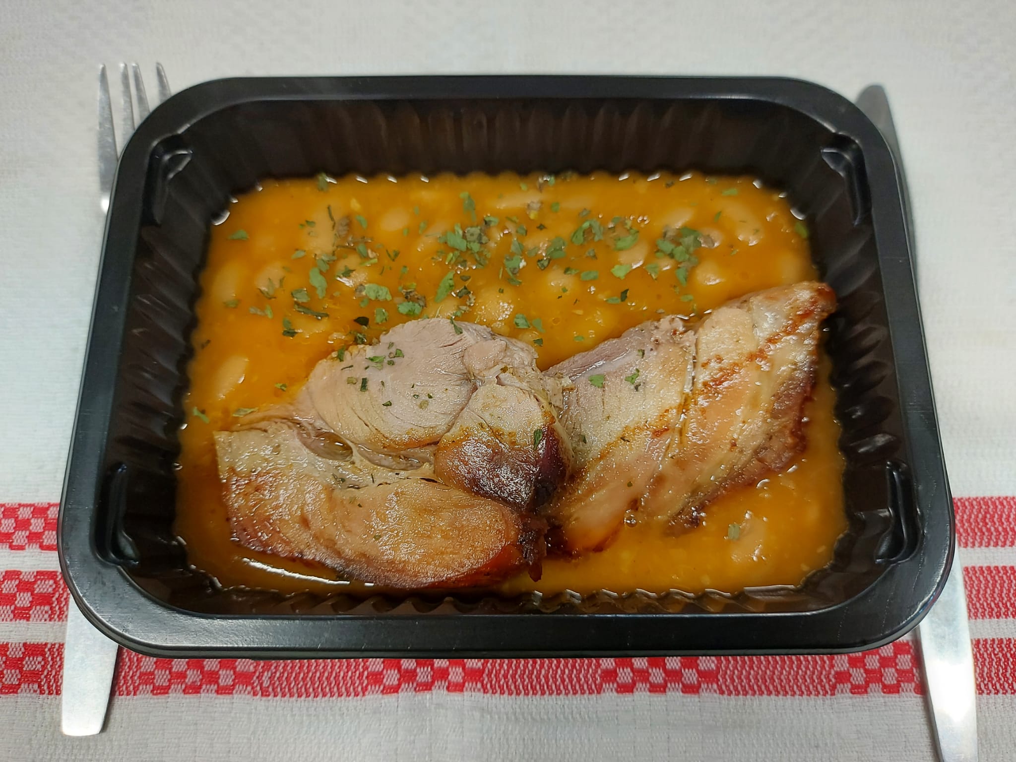 F1 - PIEPT DE PORC LA CUPTOR CU IAHNIE DE FASOLE (piept de porc, fasole boabe, sos bbq, ceapa, ardei, boia) 350gr.