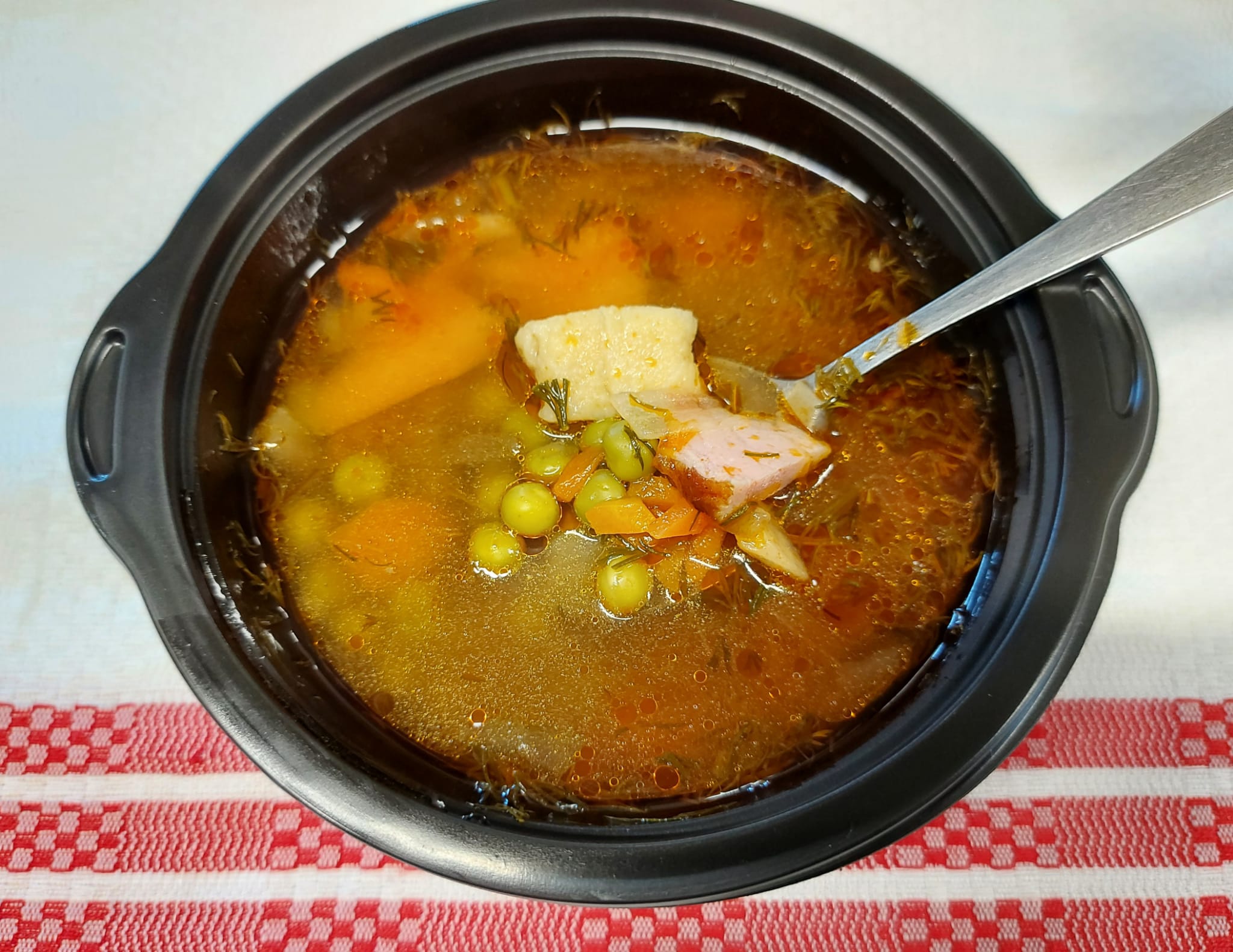 C2 - CIORBĂ DE MAZĂRE CU CARNE DE PUI ȘI GĂLUȘCUȚE (carne de pui, mazare, morcovi, patrunjel,rosii, telina, faina, ou) - 400 ml.