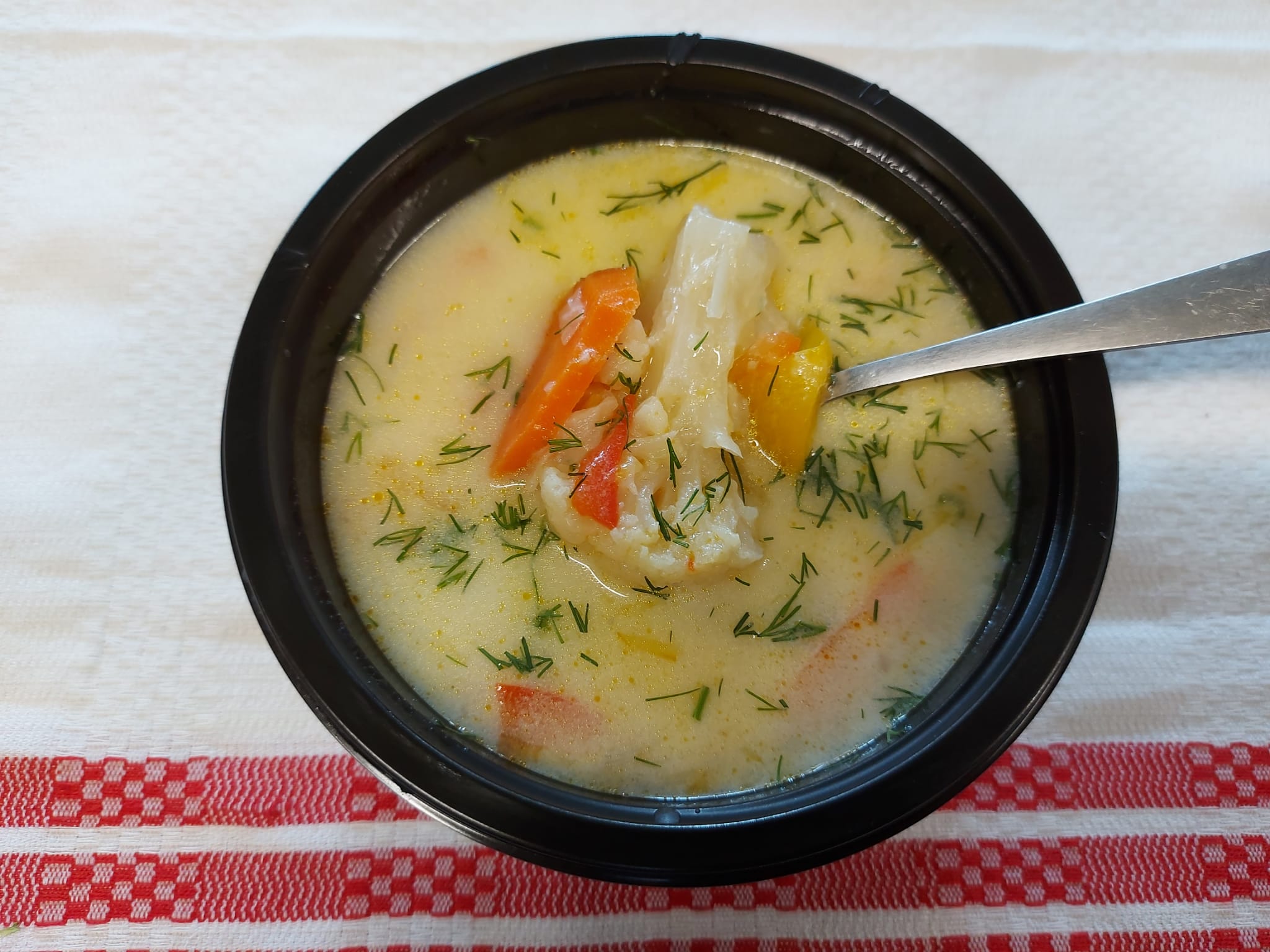 C2 - CIORBA A LA GREQUE CU MIX DE BROCCOLI (conopida, broccoli, varza bruxeles, ceapa,morcovi, telina, pastarnac,patrunjel, ardei, orez, smantana,lamaie) 400 ml.