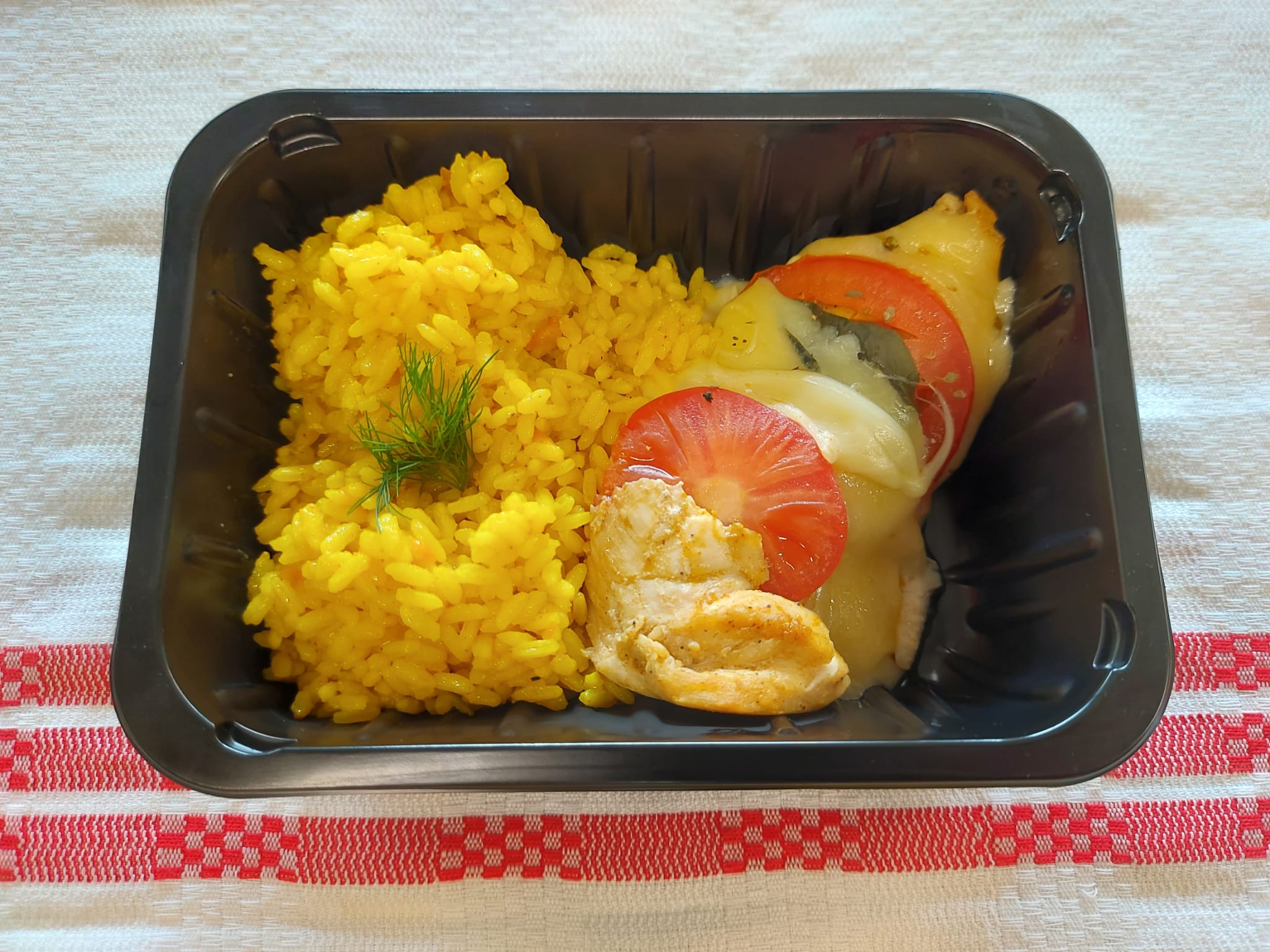 F2 - PIEPT DE PUI GRATINAT CU CAȘCAVAL ȘI OREZ CU TURMENIC (piept de pui, mozzarella, roșii, busuioc, orez, ceapă, morcovi, turmenic) 350 gr.