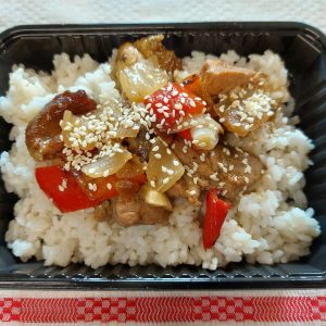 F2 - PUI TERIYAKI CU OREZ ȘI LEGUME (piept de pui, orez, ceapa, ardei, dovlecel, sos teriaki) - 350 gr.